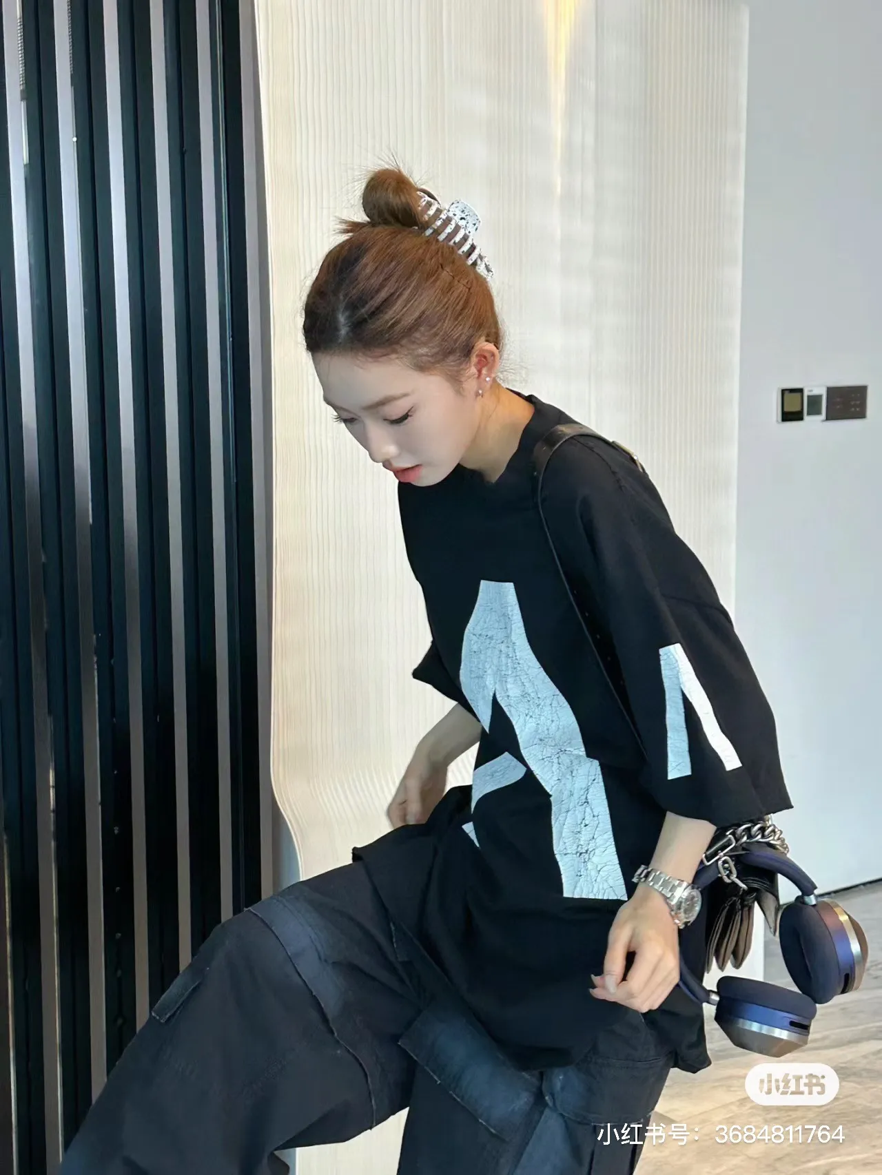 🎀Hot model pictures🎀[Updated] Top version [Supports NFC chip identification] BALENCIAGA - Balenciaga Inverted V music limited short-sleeved T-shirt, 32 pieces of double yarn, 320g - counter synchronization. Tortoise pattern printing on the front. Inverted V on the chest. Heavy washing and grinding. Detailed collars/cuffs/hems, etc. Many holes. Need to be polished by hand otherwise the effect of the garment will be irregular. Custom-woven and dyed fabrics have been washed twice to achieve a natural worn effect. The size of the letter spacing on the back panel is the same as the original version. It has a full sense of thickness and distinguishes the market currency. It is a hot-selling style in the market. The same style for men and women. Color: Black White Size: XS. S. M. LP: 280
