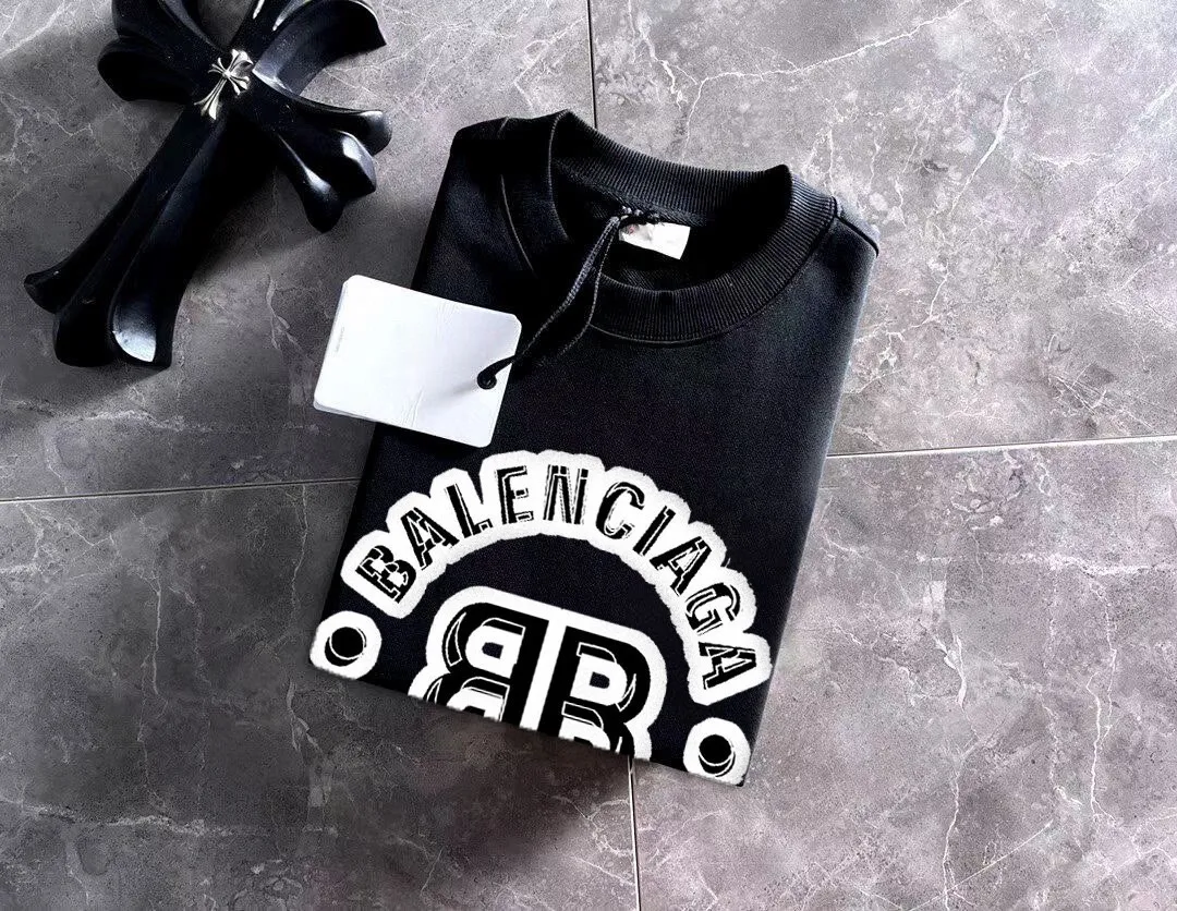 🅿️220 brand [BALENCIAGA] (good news for fat people) 2025ss autumn latest long-sleeved round-neck sweatshirt, available simultaneously on the official website. Refreshing and breathable. Made of top Tencel Roman. Comfortable and soft. 3D stereoscopic clarity. Super fashion sense. Great gift for personal use. Size: M-5XL (can wear up to 220 pounds)