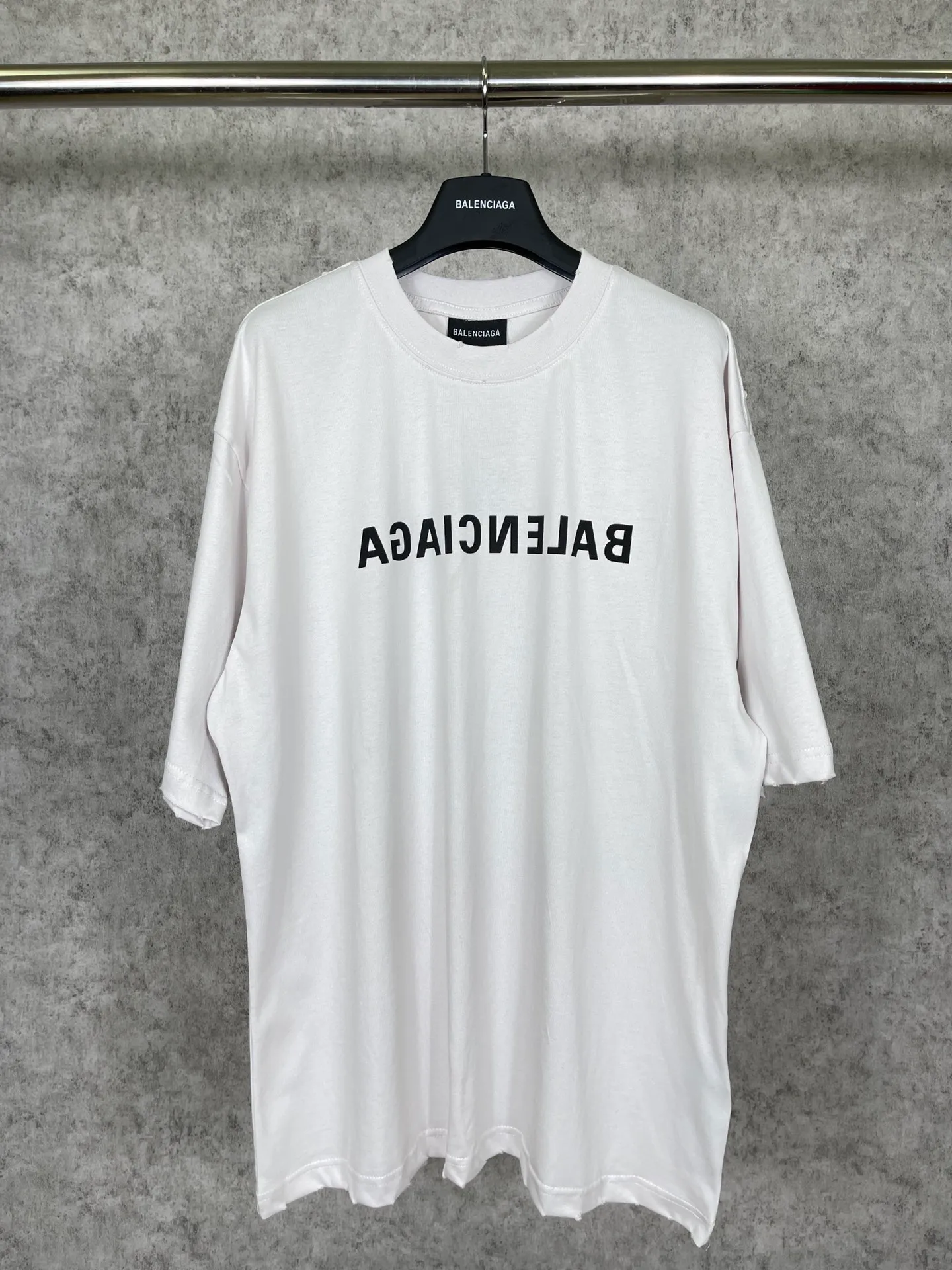🅿️166 Real photos [Top version. Official website quality] BALENCI*GA/Paris BALENCI*GA# 2023 spring and summer new style, front-print reverse mirror LOGO short-sleeved T-shirt. 2023 spring and summer new product. Brick cabinet synchronization. The fabric is made of Paris ZP custom-woven and dyed 100% cotton double yarn compact cotton. The weight is 260 grams, the cloth surface is clean. The cloth pattern is clear. Soft and comfortable. Good color fastness. Not easy to change color. The threads are woven and dyed with no color difference. The printing uses imported environmentally friendly rubber paddles, precision stencils, fine LOGO letters, clear letters, no burrs, and a three-dimensional effect. Restore brick cabinet. The version adopts OS loose shoulder version. Same style for men and women. Code: BL223081 Color: black, light gray, red. Size: XS to L