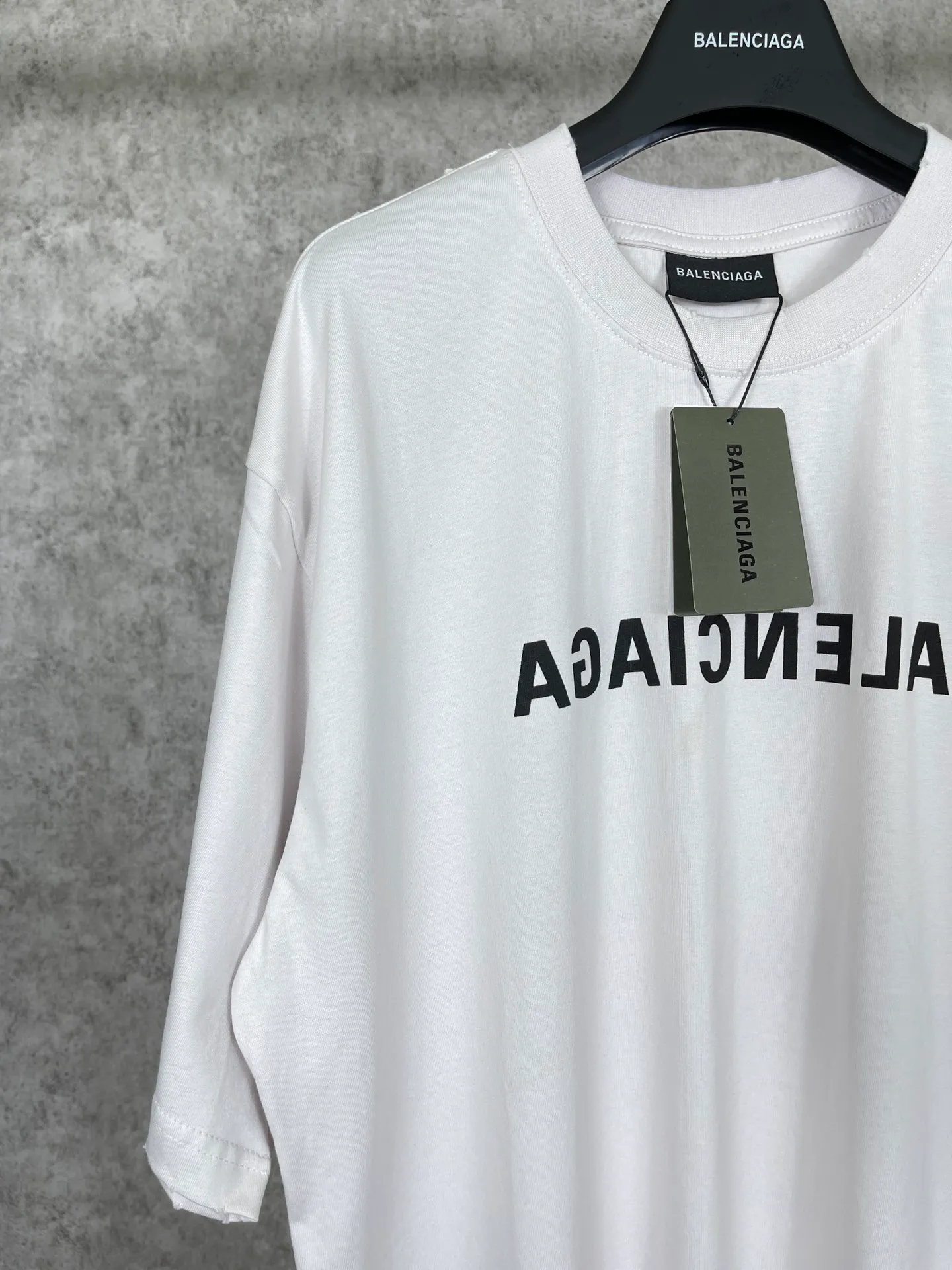 🅿️166 Real photos [Top version. Official website quality] BALENCI*GA/Paris BALENCI*GA# 2023 spring and summer new style, front-print reverse mirror LOGO short-sleeved T-shirt. 2023 spring and summer new product. Brick cabinet synchronization. The fabric is made of Paris ZP custom-woven and dyed 100% cotton double yarn compact cotton. The weight is 260 grams, the cloth surface is clean. The cloth pattern is clear. Soft and comfortable. Good color fastness. Not easy to change color. The threads are woven and dyed with no color difference. The printing uses imported environmentally friendly rubber paddles, precision stencils, fine LOGO letters, clear letters, no burrs, and a three-dimensional effect. Restore brick cabinet. The version adopts OS loose shoulder version. Same style for men and women. Code: BL223081 Color: black, light gray, red. Size: XS to L