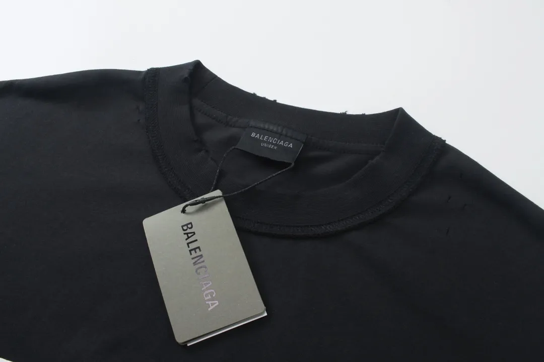🅿️180 detailed pictures [Top version. Official website quality] BALENCI*GA/Paris #2024 new style. INTERNALUSEONLY letter logo on the front and back ready-to-wear worn short-sleeved T-shirt. Rear collar badge. Ready-made clothes are made with reverse bottoms as the top. #2024 Spring and Summer Brick Cabinet Synchronization Welcome to compare. The fabric is made of Paris ZP custom-woven and dyed cotton double yarn, with a weight of 260 grams. The cloth surface is clean. The cloth pattern is clear, soft and comfortable. The threads are dyed with no color difference. The classic letter LOGO is printed with imported environmentally friendly glue. The letters are clear and the effect is three-dimensional. Restore the brick cabinet, adopt OS loose shoulder style. Same style for men and women. Code: BL223385 Color: black. Off-white Size: XS to L