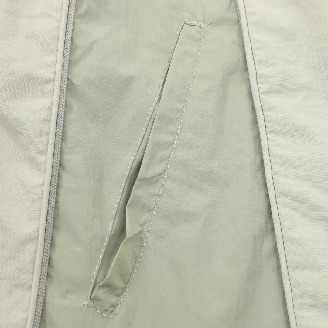 🅿️570 Balenciaga/Balenciaga letter embroidery zipper hooded jacket Embroidery: straight lines, smooth curves; neat stitches, no jagged edges; embroidery surface is flat, silk strands are not skewed; needle spacing is consistent, no bottom is exposed, no overlap; embroidery surface is smooth, without ink marks and other stains. Advanced imported embroidery machines are used to ensure the quality of each customer's logo embroidery. Fabric: Made of 26-count combed cotton + 10-count 100% cotton, with a weight of 140G. The fabric uses high-quality domestic Xinjiang cotton yarn. Xinjiang cotton is recognized as a superior material among domestic cotton. The fabric is woven using the internationally recognized Fukuhara knitting machine. The fabric has clear texture, good resilience, strong wrinkle resistance, good abrasion resistance and breathability. It is close to the skin, not easy to loosen and has a long-lasting wide effect. The fabric has good gloss, strength and wear resistance, small shrinkage and a good skeleton feel. The pure cotton cloth is produced by air flow liquid cylinder. The environmentally friendly dyeing meets the national first-class product requirements. It is not easy to fade and is not prone to creases and claw marks. It can be worn all year round: the sewing machine needle uses No. 9 round-head needles, which will not puncture or break the fibers of the fabric, and the thread density is 3CM/14 needles, which is tight, not loose, and not sparse; the sewing thread uses imported oil-proof treated thread, and there will be no oil stains; the car is an imported car with a silver sword and a knife, which does not eat or leave any cloth. It has a full sense of high brand quality! size：XS-L