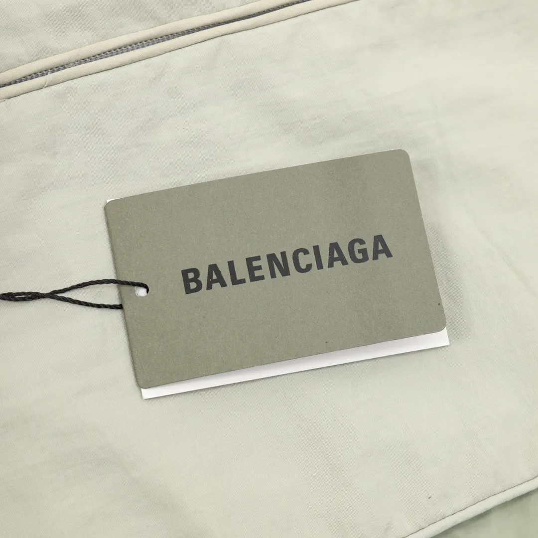 🅿️570 Balenciaga/Balenciaga letter embroidery zipper hooded jacket Embroidery: straight lines, smooth curves; neat stitches, no jagged edges; embroidery surface is flat, silk strands are not skewed; needle spacing is consistent, no bottom is exposed, no overlap; embroidery surface is smooth, without ink marks and other stains. Advanced imported embroidery machines are used to ensure the quality of each customer's logo embroidery. Fabric: Made of 26-count combed cotton + 10-count 100% cotton, with a weight of 140G. The fabric uses high-quality domestic Xinjiang cotton yarn. Xinjiang cotton is recognized as a superior material among domestic cotton. The fabric is woven using the internationally recognized Fukuhara knitting machine. The fabric has clear texture, good resilience, strong wrinkle resistance, good abrasion resistance and breathability. It is close to the skin, not easy to loosen and has a long-lasting wide effect. The fabric has good gloss, strength and wear resistance, small shrinkage and a good skeleton feel. The pure cotton cloth is produced by air flow liquid cylinder. The environmentally friendly dyeing meets the national first-class product requirements. It is not easy to fade and is not prone to creases and claw marks. It can be worn all year round: the sewing machine needle uses No. 9 round-head needles, which will not puncture or break the fibers of the fabric, and the thread density is 3CM/14 needles, which is tight, not loose, and not sparse; the sewing thread uses imported oil-proof treated thread, and there will be no oil stains; the car is an imported car with a silver sword and a knife, which does not eat or leave any cloth. It has a full sense of high brand quality! size：XS-L