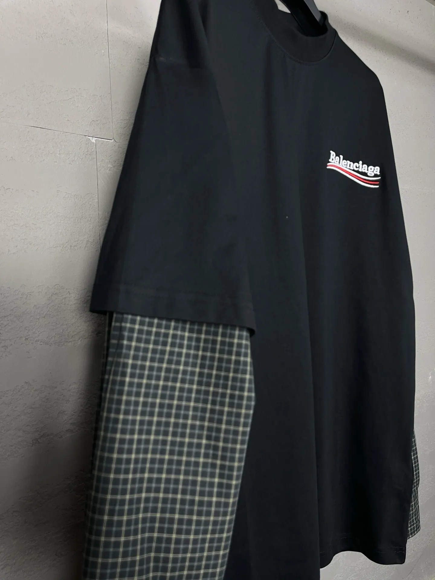 🅿️266 Detailed pictures [Top version. Official website quality] BALENCI*GA/Paris #Classic model. Coke wave embroidered splicing shirt sleeves fake two-piece long-sleeved T-shirt #2024 latest model. Genuine product developed at the first time. Custom shirt fabric. Welcome to compare! The fabric is made of Paris ZP custom-woven and dyed cotton double yarn. Weighing 260 grams, the cloth surface is clean. The cloth pattern is clear, soft and comfortable. The threads are dyed with no color difference. The classic pattern embroidery uses an imported embroidery machine, the embroidery thread color is the original color, and the sleeves are made of shirt fabric. Comes with special buttons. Produced by looking at pictures at Jubie Market. The letters are clear. The three-dimensional effect is strong. The version adopts the OS loose shoulder version. The same style for men and women. Coding: BL225018 Color: Black Size: XS S M L