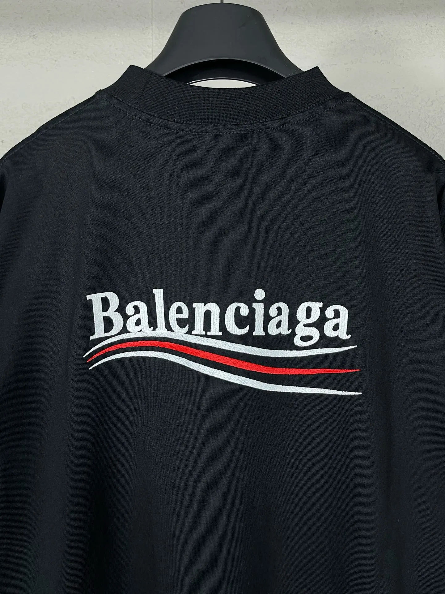 🅿️266 Detailed pictures [Top version. Official website quality] BALENCI*GA/Paris #Classic model. Coke wave embroidered splicing shirt sleeves fake two-piece long-sleeved T-shirt #2024 latest model. Genuine product developed at the first time. Custom shirt fabric. Welcome to compare! The fabric is made of Paris ZP custom-woven and dyed cotton double yarn. Weighing 260 grams, the cloth surface is clean. The cloth pattern is clear, soft and comfortable. The threads are dyed with no color difference. The classic pattern embroidery uses an imported embroidery machine, the embroidery thread color is the original color, and the sleeves are made of shirt fabric. Comes with special buttons. Produced by looking at pictures at Jubie Market. The letters are clear. The three-dimensional effect is strong. The version adopts the OS loose shoulder version. The same style for men and women. Coding: BL225018 Color: Black Size: XS S M L