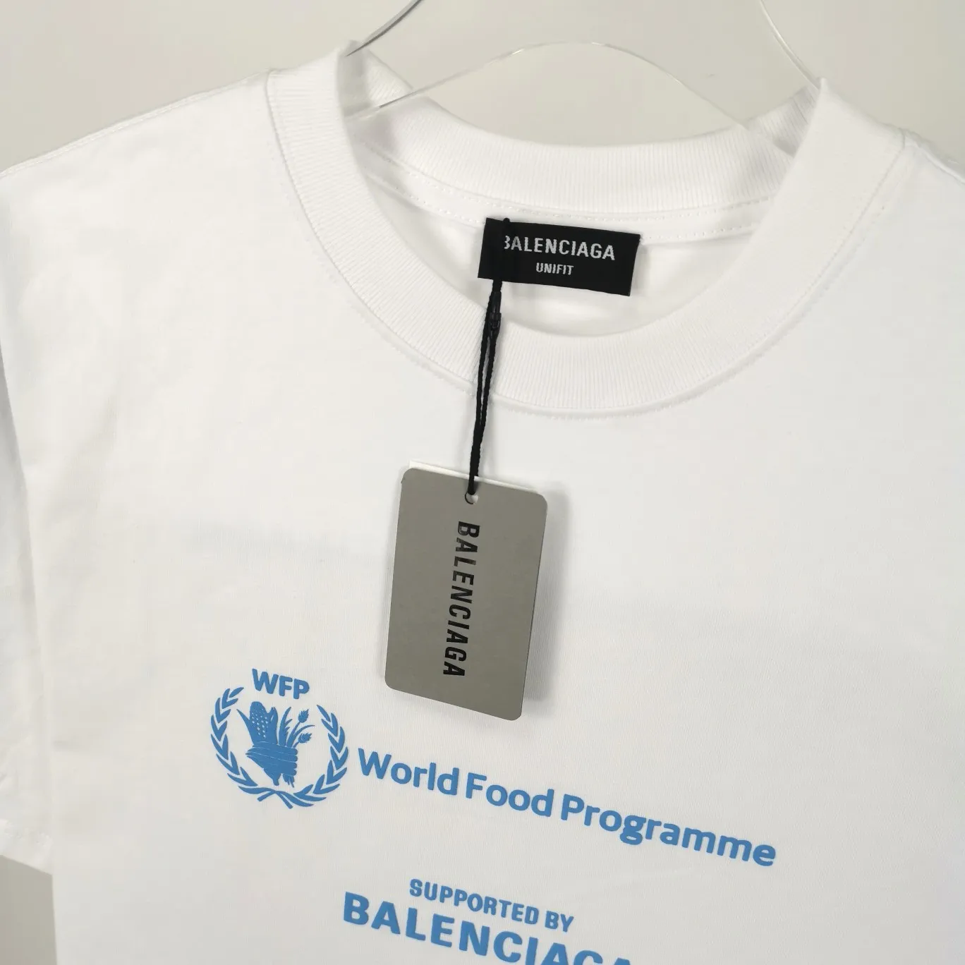 [New] Top version Balenciaga 22SS new WFP World Food Agency male and female couple star same style short-sleeved T-shirt. The fabric is made of 32S 280g double yarn pure cotton fabric. It does not pill and feels very good. It has been printed and dressed up dozens of times in order to achieve a 1:1 effect. All imported slurries are used. Proportional foaming powder is added to the slurry to foam at high temperatures. The printing convex effect is very good, and the powder does not fall off and does not break. Washable and environmentally friendly printing on the front and back panels. The entire printing process takes a long time. The hem and cuffs are all customized threads. There is no error in dyeing in the same vat. The workmanship is perfect. The accessories are all customized. This year's hot trend in the market. Many Internet celebrity tops. Very trendy. Same style for men and women. OverSzie version. Color: black, white, dark khaki, fluorescent green. Size: XS-L P:270