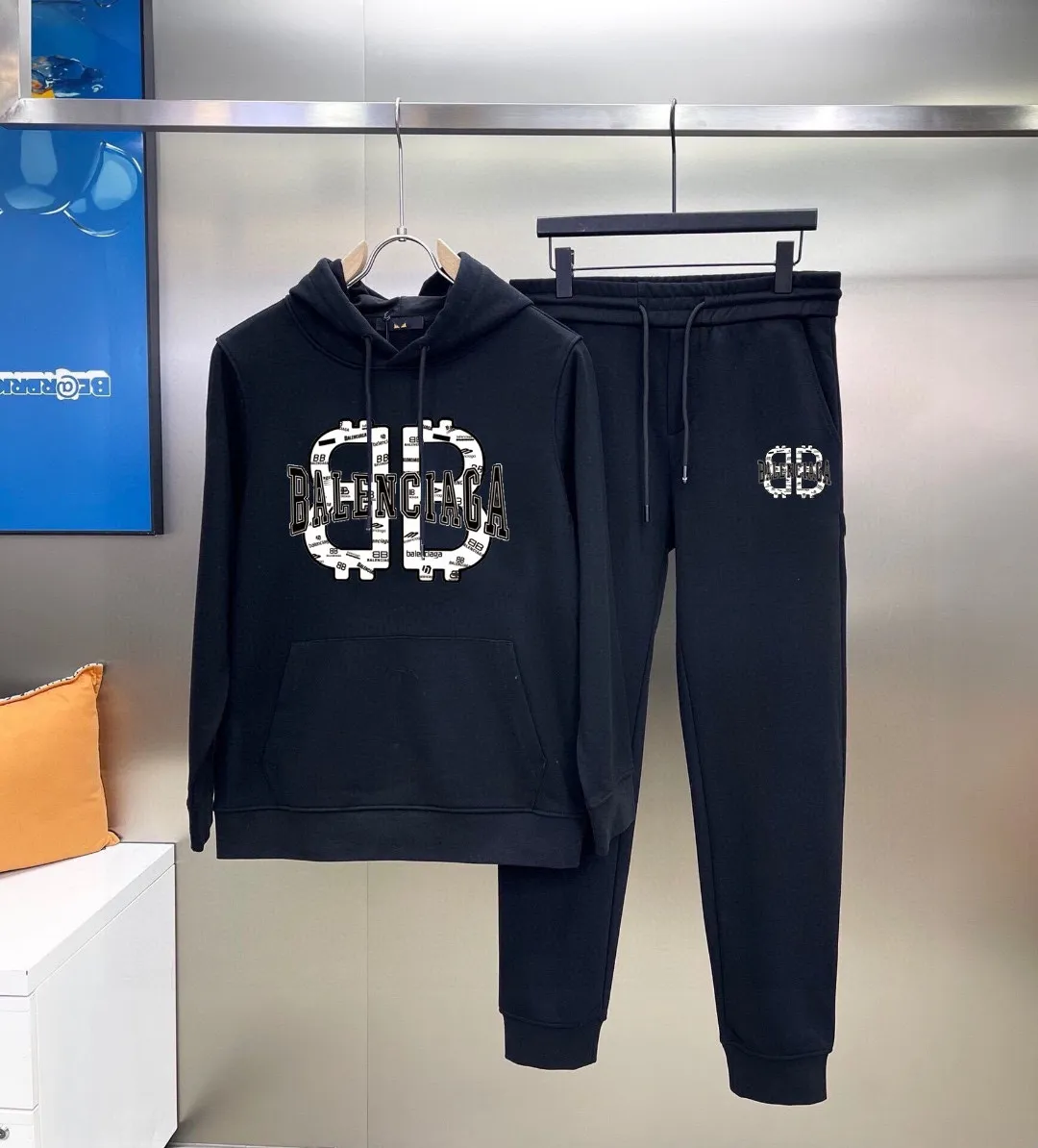 🅿️400 [BALENCIAGA] (Good news for fat people) hot-selling suit is coming. Focus on the original version of the official website. 2025 new hot-selling cardigan and sweatshirt suit. The original order is hard to buy🇭🇰. It is the meticulous work of top designers. It has a fitting and perfect upper body effect. 100% natural high-quality Roman cotton, close-fitting comfort, noble and elegant! Original hardware embodies elegance and nobility! Counter size: M-5XL (maximum wear up to 220 pounds)