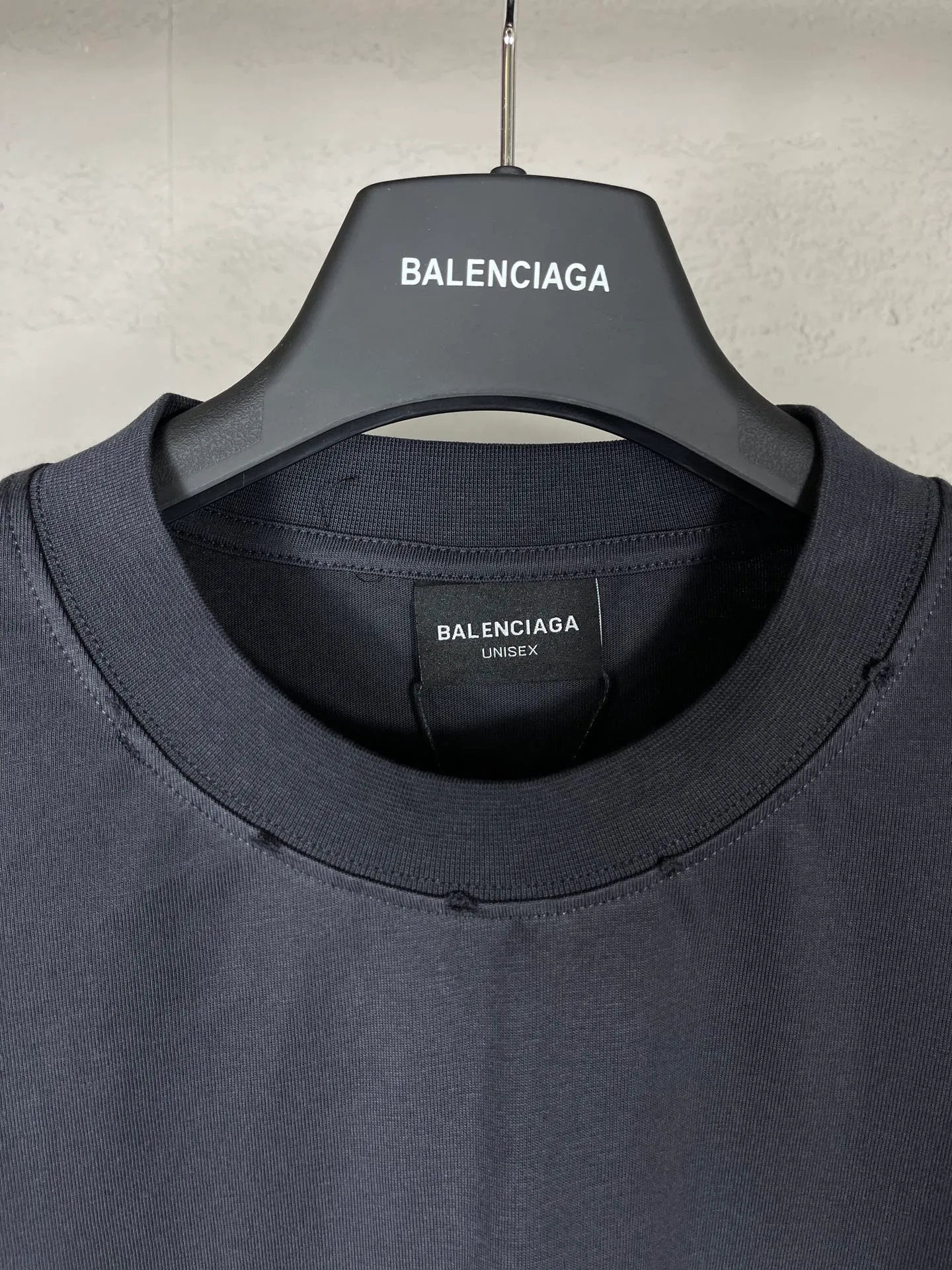 🅿️186 real photos [Top version. Official website quality] BALENCI*GA/Paris. 2024 new style flame letter LOGO destruction printed short-sleeved T-shirt. Brick cabinets are synchronized. Genuine products are developed at the first time, and you can print and compare! The fabric is made of Paris ZP custom-woven and dyed cotton double yarn. Weighing 260 grams, the cloth surface is clean. The cloth pattern is clear, soft and comfortable. The threads are dyed with no color difference. The classic LOGO is printed using environmentally friendly imported materials, with clear pattern letters and a three-dimensional effect. Restored brick cabinet. Ready-made clothes are washed, worn and distressed. Different market currency. Welcome to compare. The version adopts OS loose shoulder version. Same style for men and women. Code: BL233303 Color: black, white, yellow, gray blue Size: XS to L