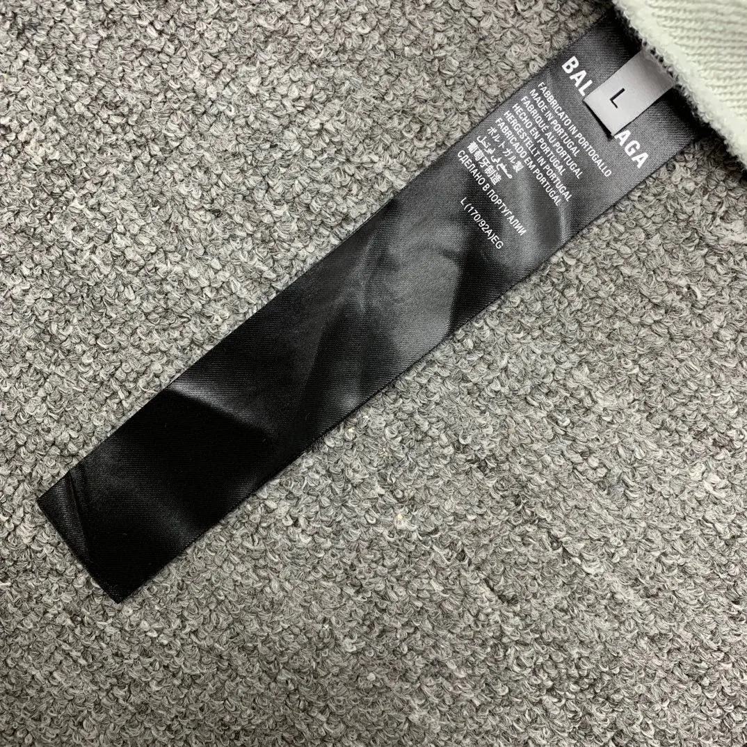 Additional details————Top-level verified version 23FW BALENCIAGA Paris Manchester United limited edition distressed male and female couple star same style pure cotton loose hooded sweatshirt [very suitable for Douyin, and other platforms! The letters in the LOGO position have been damaged and polished! 】 The fabric is custom-made washed knitted cotton terry material. The upper body is very soft. The front panel uses a classic hand pocket with a worn effect. The overall yellow and dirty effect is all artificially sprayed with majolica. It requires proficiency and experience to achieve this natural and elegant effect!  Customized towel embroidery on the chest, heavily damaged! The aging effect is very obvious! The overall artificial positioning coating is hand-made, washed and dirty. The frayed hole craftsmanship has a hand-painted graffiti effect. The arms behind the bend are made of open-stitch frayed craftsmanship. The wiring is delicate. Elastic cuff design. The whole body is hand-positioned with muddy dyeing and frayed effect! Ready-made garments are washed twice with water +➕ once with wax. It feels smooth!   The Manchester United letters and logo on the chest are designed with full embroidery and the details are visible!  Size: XS-L Color: White Black P: 470