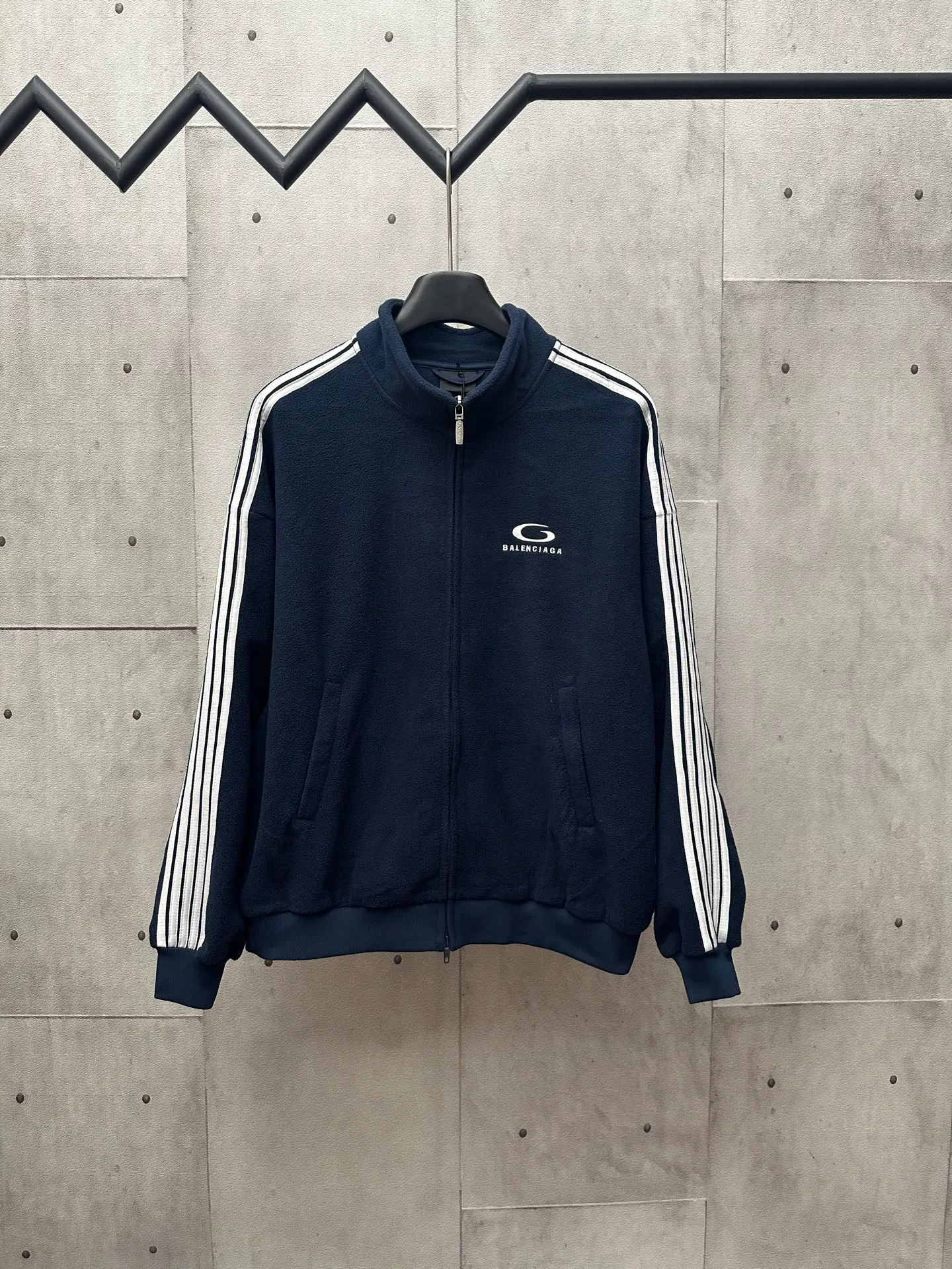 🅿️500 BALENCIAGA 25FW Autumn and Winter stand-up collar silhouette tailoring jacket Customized fleece fabric Small brand logo label embroidery on the front Large logo pattern on the back White webbing embellishment on the side of the sleeves Knitted rib sleeves and hem Diagonal pockets Simple design style Loose fit Uniform for men and women Size: S M L XL