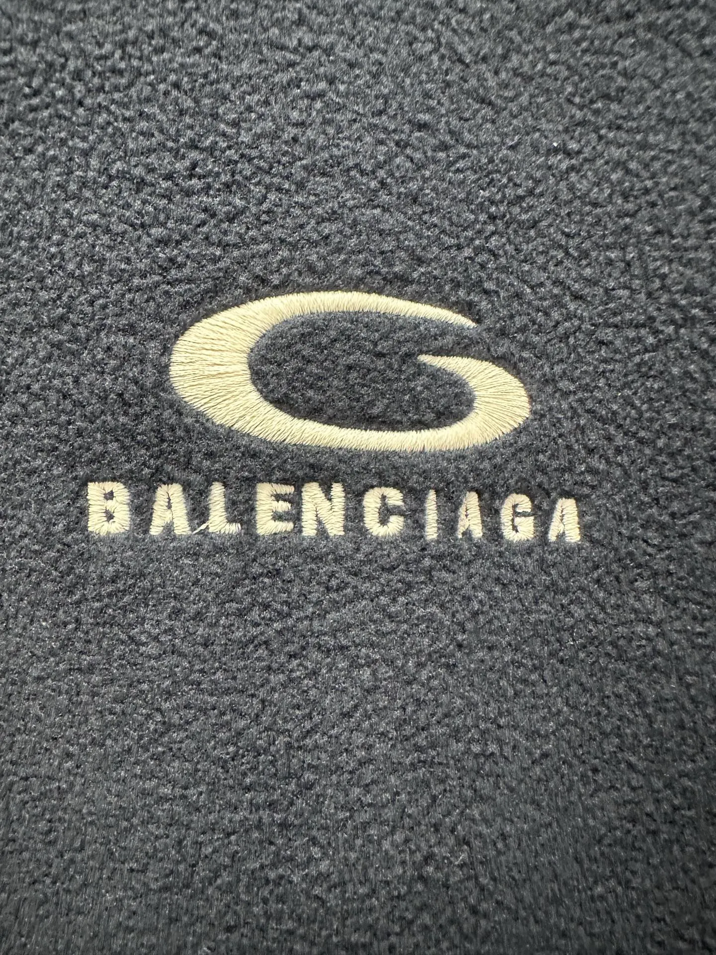 🅿️500 BALENCIAGA 25FW Autumn and Winter stand-up collar silhouette tailoring jacket Customized fleece fabric Small brand logo label embroidery on the front Large logo pattern on the back White webbing embellishment on the side of the sleeves Knitted rib sleeves and hem Diagonal pockets Simple design style Loose fit Uniform for men and women Size: S M L XL