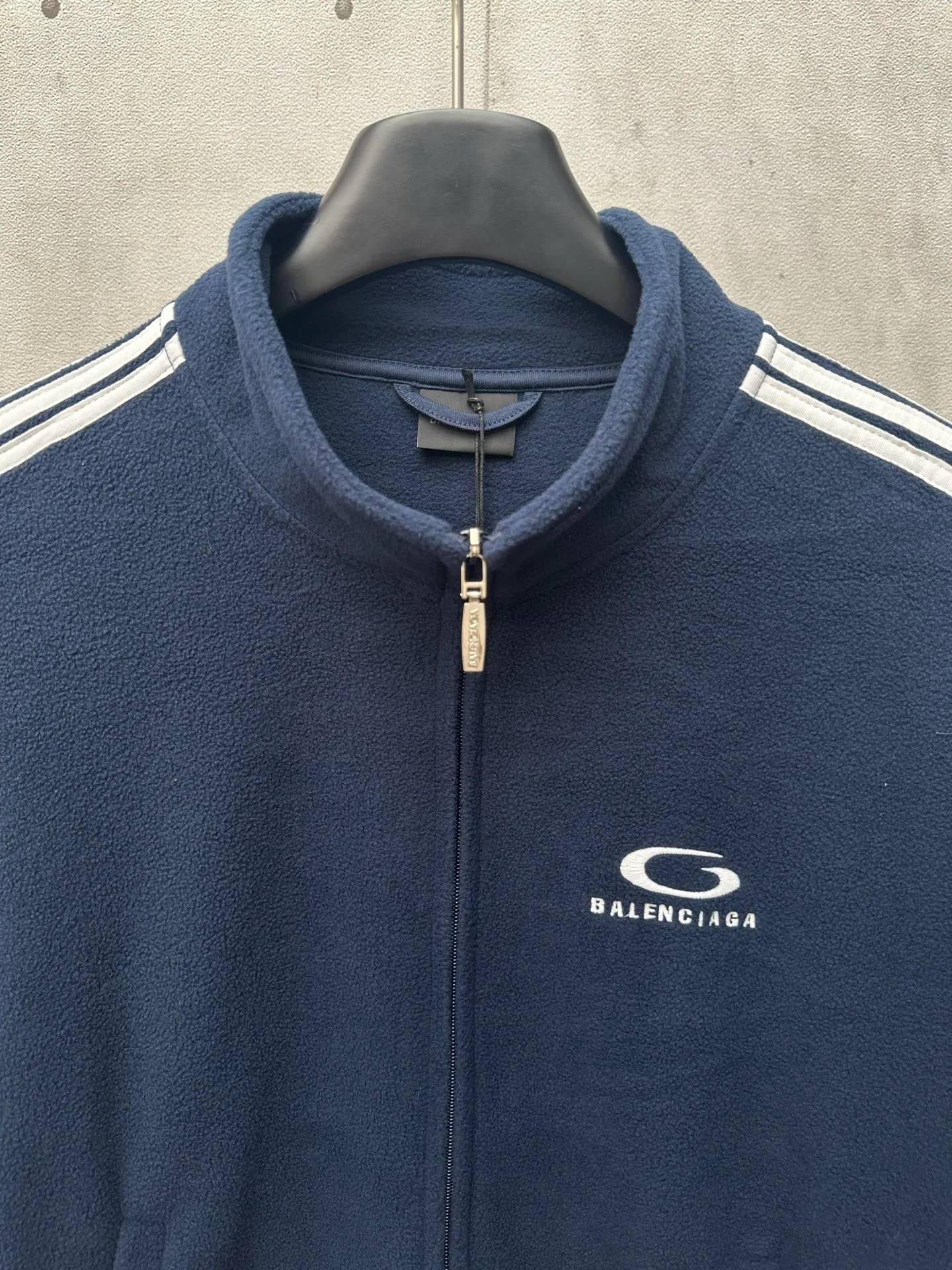 🅿️500 BALENCIAGA 25FW Autumn and Winter stand-up collar silhouette tailoring jacket Customized fleece fabric Small brand logo label embroidery on the front Large logo pattern on the back White webbing embellishment on the side of the sleeves Knitted rib sleeves and hem Diagonal pockets Simple design style Loose fit Uniform for men and women Size: S M L XL