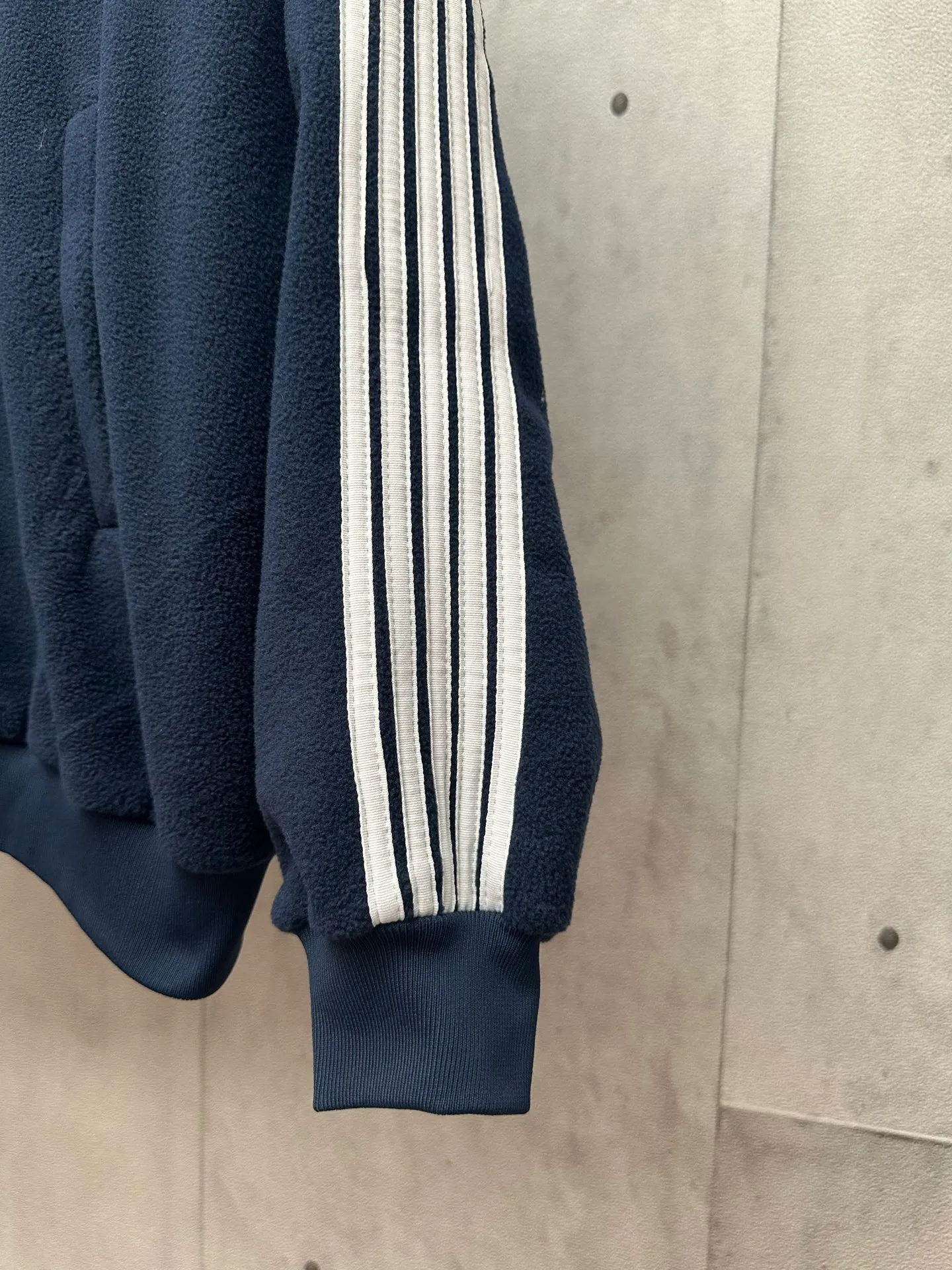 🅿️500 BALENCIAGA 25FW Autumn and Winter stand-up collar silhouette tailoring jacket Customized fleece fabric Small brand logo label embroidery on the front Large logo pattern on the back White webbing embellishment on the side of the sleeves Knitted rib sleeves and hem Diagonal pockets Simple design style Loose fit Uniform for men and women Size: S M L XL