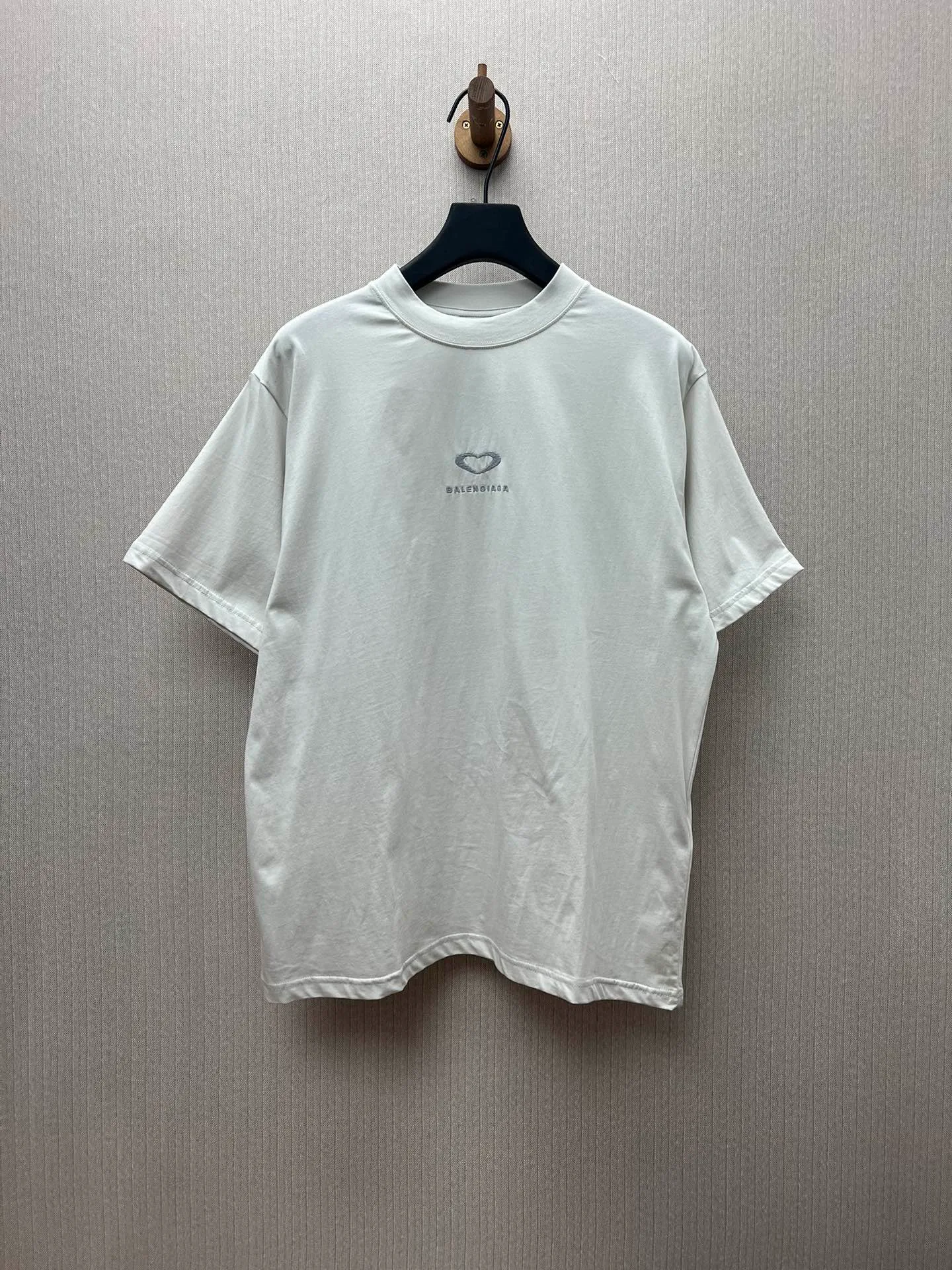 🅿️260 Paris 25ss new men's and women's distressed white jersey medium fit T-shirt, decorated with qixi 25 artwork embroidery on the front and the same print on the back. Size: S.M.L.XL.