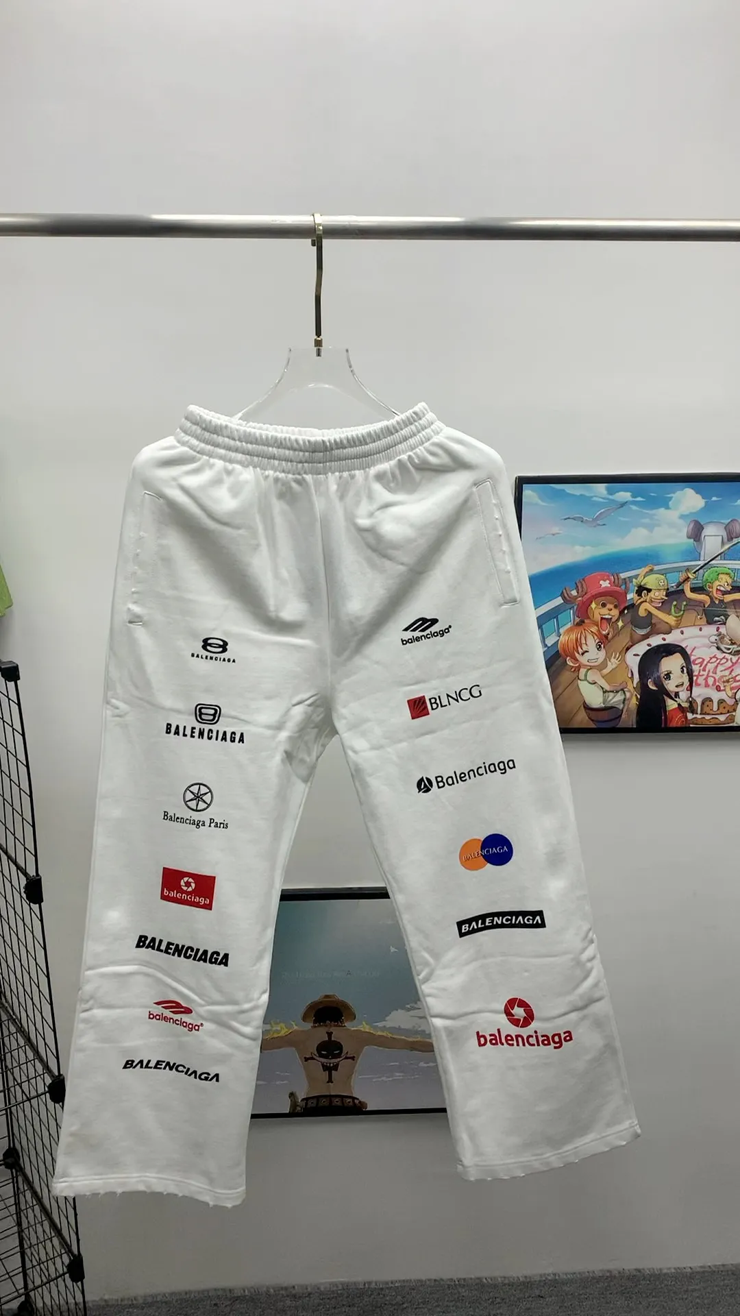 Frontal real-shot video————Top tested version [BALENCIAGA] Balenciaga 24FW new multi-logo printed ripped sweatpants - The fabric is made of Paris ZP custom-woven and dyed cotton terry fabric, weight 400 grams, clean cloth surface, clear cloth pattern, soft and comfortable, good color fastness, not easy to change color -It adopts custom weaving and dyeing without color difference, and the printing adopts digital direct printing and Kangli printing. The garment is old and worn, with ultra-high craftsmanship. The version adopts loose OS silhouette design. COLOR: black, off-white, SIZE: S M L P: 396
