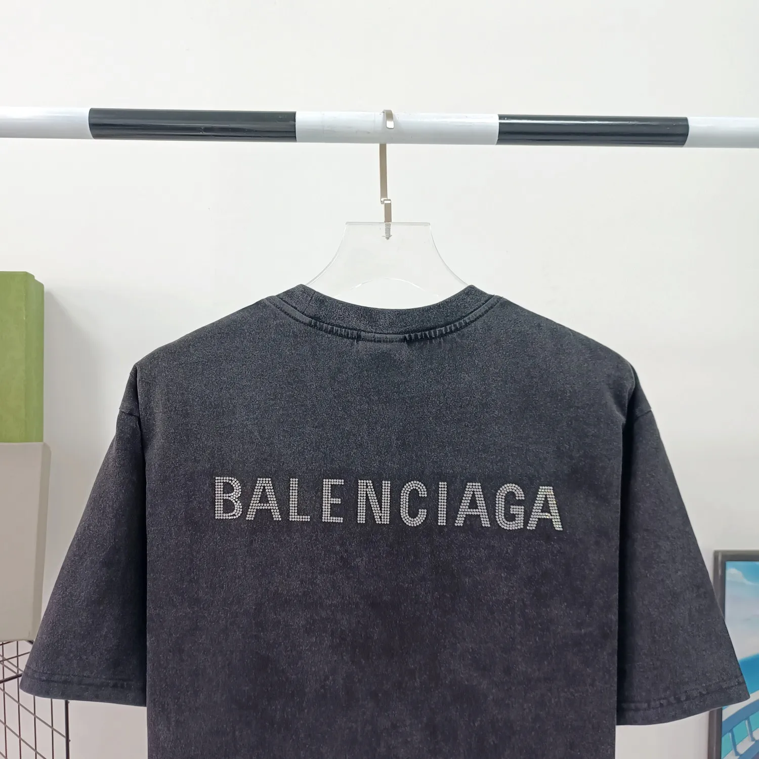[Launched] Top tested version BALENCIAGA BLCG Balenciaga washed, distressed, frayed and perforated, the same style pure cotton short-sleeved T-shirt for male and female couples stars. The collision of very basic black distressed snowflakes and thousands of bling bling rhinestones is simply the best-looking, it really shines. Using pure cotton fabrics, heavy-duty washed enzyme ready-made garments fried snowflakes technology, to create a distressed retro black and gray color The rhinestones on the back are pressed with ultra-fine high temperature and are not easy to fall off. They are very delicate and show the feel of Swarovski rhinestones. They are full of high-end and motorcycle, showing luxury. Classic and durable. The rhinestones sparkle brilliantly no matter in the sun. Casual and loose version, lazy and casual, invincible slimming. Same style for men and women, very fashionable casually. Color: washed black The fabric is made of 280g double-ply double-yarn plain cotton loose fabric, and the washed weight of the finished product is as high as 400g! Size: XS-L P:310
