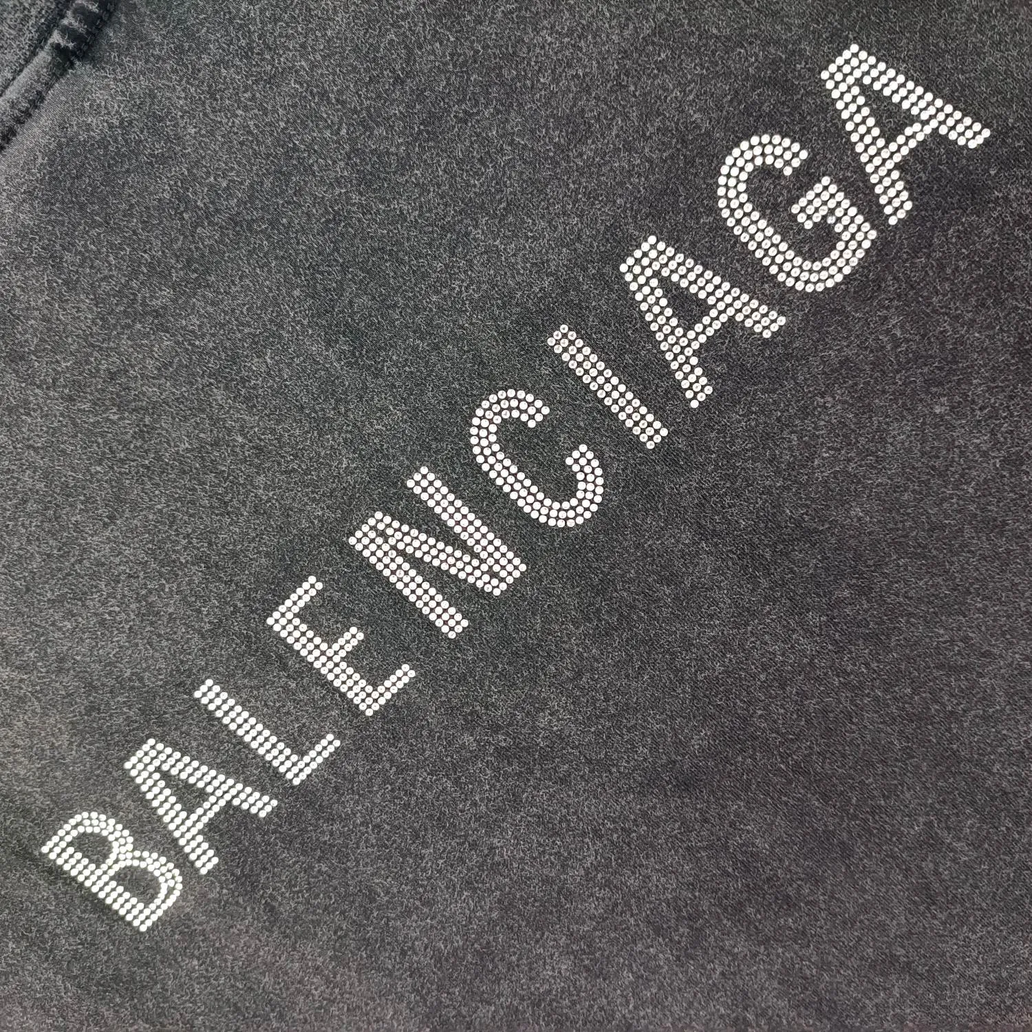 [Launched] Top tested version BALENCIAGA BLCG Balenciaga washed, distressed, frayed and perforated, the same style pure cotton short-sleeved T-shirt for male and female couples stars. The collision of very basic black distressed snowflakes and thousands of bling bling rhinestones is simply the best-looking, it really shines. Using pure cotton fabrics, heavy-duty washed enzyme ready-made garments fried snowflakes technology, to create a distressed retro black and gray color The rhinestones on the back are pressed with ultra-fine high temperature and are not easy to fall off. They are very delicate and show the feel of Swarovski rhinestones. They are full of high-end and motorcycle, showing luxury. Classic and durable. The rhinestones sparkle brilliantly no matter in the sun. Casual and loose version, lazy and casual, invincible slimming. Same style for men and women, very fashionable casually. Color: washed black The fabric is made of 280g double-ply double-yarn plain cotton loose fabric, and the washed weight of the finished product is as high as 400g! Size: XS-L P:310