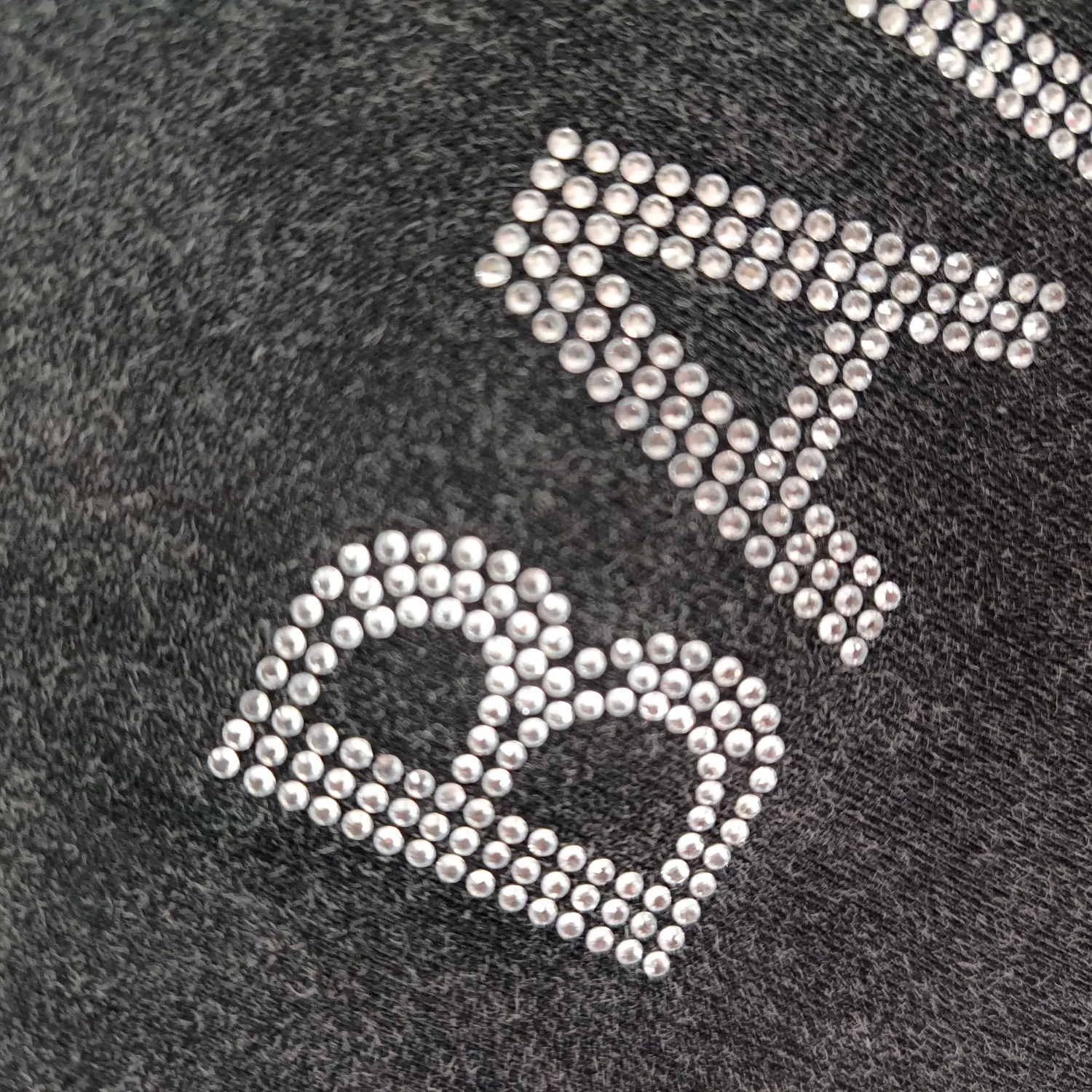 [Launched] Top tested version BALENCIAGA BLCG Balenciaga washed, distressed, frayed and perforated, the same style pure cotton short-sleeved T-shirt for male and female couples stars. The collision of very basic black distressed snowflakes and thousands of bling bling rhinestones is simply the best-looking, it really shines. Using pure cotton fabrics, heavy-duty washed enzyme ready-made garments fried snowflakes technology, to create a distressed retro black and gray color The rhinestones on the back are pressed with ultra-fine high temperature and are not easy to fall off. They are very delicate and show the feel of Swarovski rhinestones. They are full of high-end and motorcycle, showing luxury. Classic and durable. The rhinestones sparkle brilliantly no matter in the sun. Casual and loose version, lazy and casual, invincible slimming. Same style for men and women, very fashionable casually. Color: washed black The fabric is made of 280g double-ply double-yarn plain cotton loose fabric, and the washed weight of the finished product is as high as 400g! Size: XS-L P:310