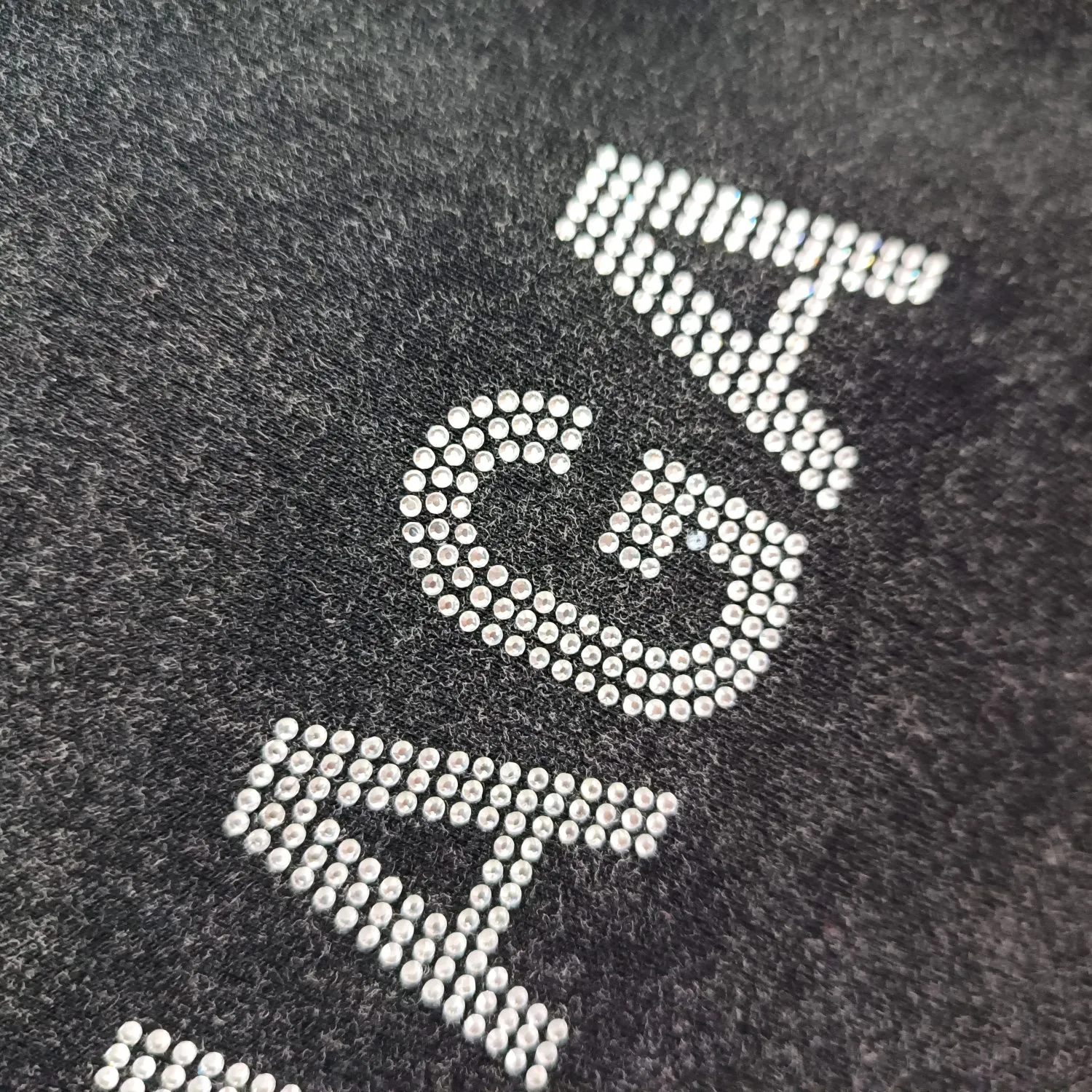 [Launched] Top tested version BALENCIAGA BLCG Balenciaga washed, distressed, frayed and perforated, the same style pure cotton short-sleeved T-shirt for male and female couples stars. The collision of very basic black distressed snowflakes and thousands of bling bling rhinestones is simply the best-looking, it really shines. Using pure cotton fabrics, heavy-duty washed enzyme ready-made garments fried snowflakes technology, to create a distressed retro black and gray color The rhinestones on the back are pressed with ultra-fine high temperature and are not easy to fall off. They are very delicate and show the feel of Swarovski rhinestones. They are full of high-end and motorcycle, showing luxury. Classic and durable. The rhinestones sparkle brilliantly no matter in the sun. Casual and loose version, lazy and casual, invincible slimming. Same style for men and women, very fashionable casually. Color: washed black The fabric is made of 280g double-ply double-yarn plain cotton loose fabric, and the washed weight of the finished product is as high as 400g! Size: XS-L P:310