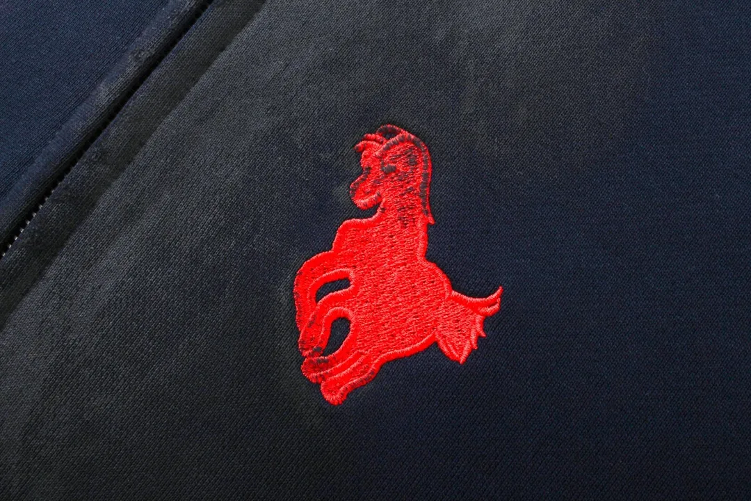 🅿️416 Detailed picture [Top version. Official website quality] BALENCI*GA/Paris. New model, 22 Mustang polo embroidery, flag zipper hooded jacket, ready-to-wear frayed hand-painted overweight craftsmanship, embroidery using imported machine embroidery, high-density embroidery, pattern and logo more three-dimensional. The back is printed with imported glue. The finished product is hand-polished and hand-painted. The autumn and winter brick cabinets are synchronized. The fabric is made of Paris ZP custom-woven and dyed cotton double-yarn large parka. The net weight is 450 grams. The cloth surface is clean. The cloth pattern is clear, soft and comfortable. The threads are dyed with no color difference. Restored brick cabinets. The version adopts OS loose shoulder design. Same style for men and women. Code: BL238063 Color: Dark Blue Size: XS S M L