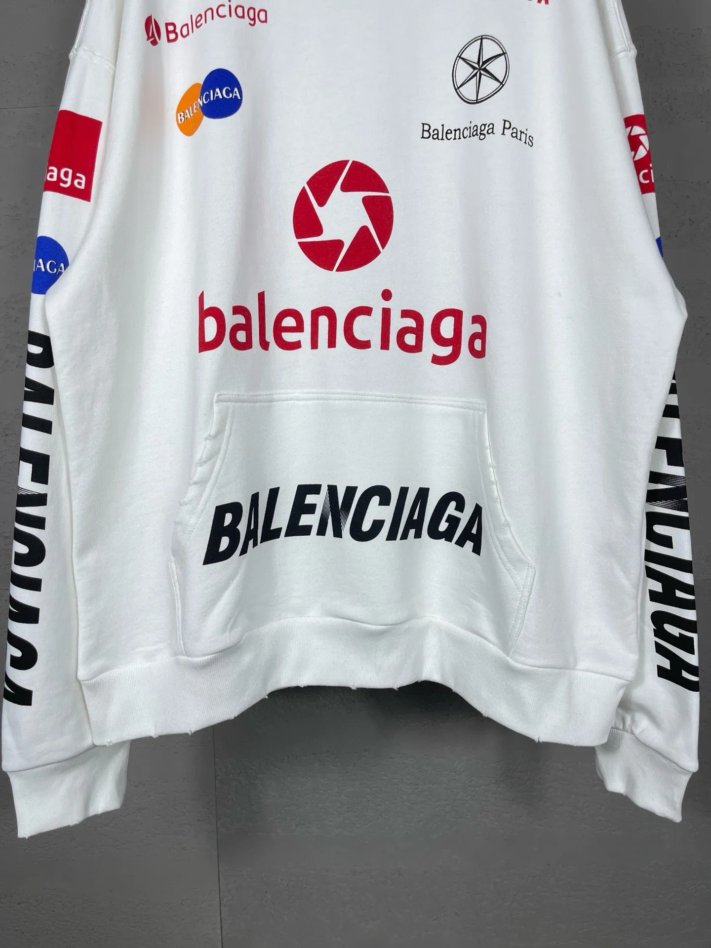 🅿️320 real photos [Top version. Official website quality] BALENCI*GA/Paris BALENCI*GA#2024 latest model, many classic full LOGO racing suits printed ready-to-wear worn hooded sweatshirts and brick cabinets synchronized. Genuine products are developed and developed in the first time. Welcome to compare! The fabric is made of Paris ZP custom-woven and dyed cotton sweatshirt. The weight is 450 grams. The cloth surface is clean. The cloth pattern is clear. It is soft and comfortable. It has good color fastness and is not easy to change color. The threads are woven and dyed with no color difference. The printing is done by computer direct printing, with a three-dimensional effect. The garments are distressed and worn, with ultra-high craftsmanship. The version adopts the OS loose shoulder style. Same style for men and women. Coding: BL238009 Color: white, dark blue gray Size: XS S M L