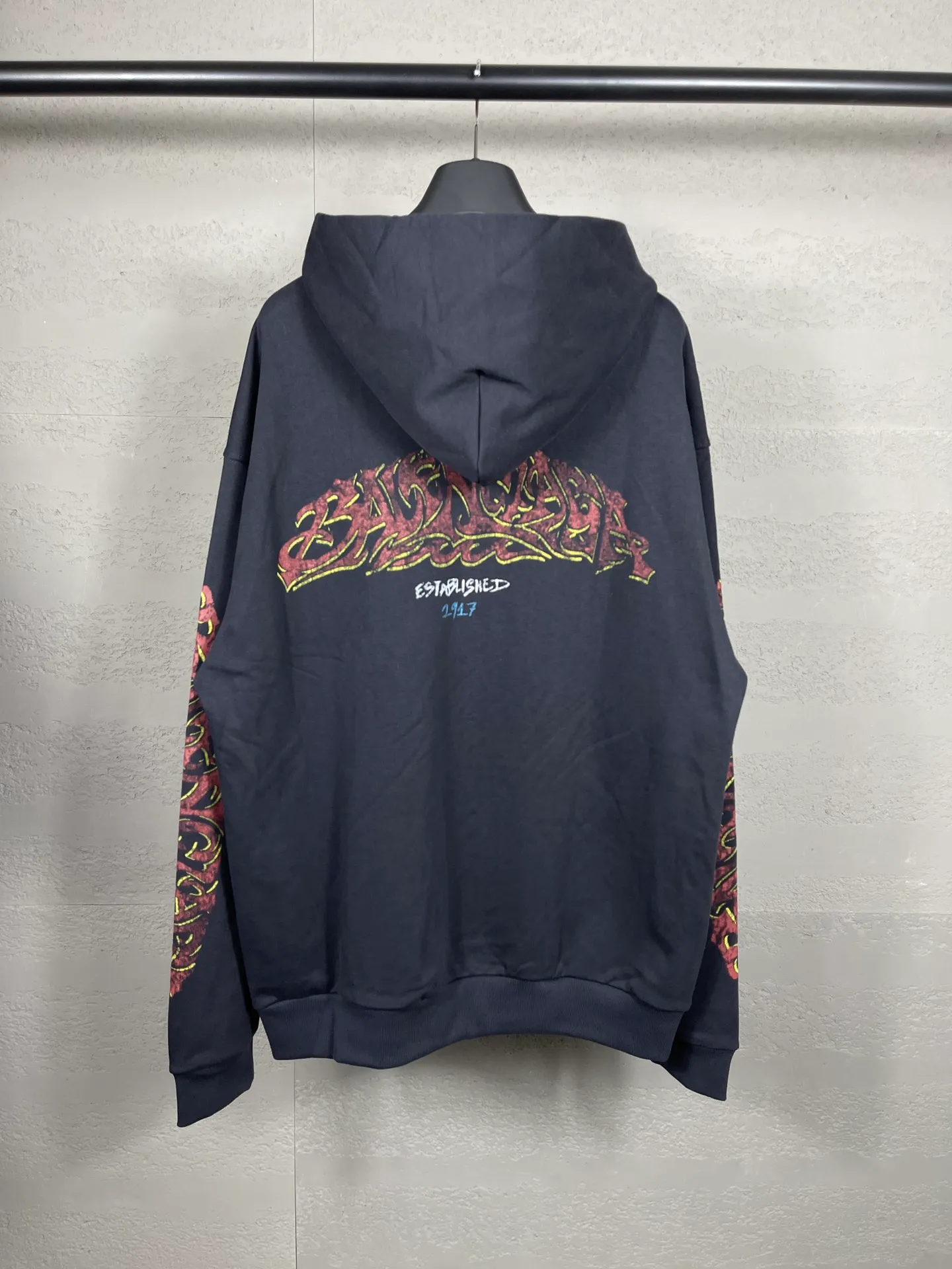 🅿️370 real photos [Top version. Official website quality] BALENCI*GA/Paris. 2024 latest flame graffiti direct-printed long-sleeved hooded zipper cardigan sweatshirt. Brick cabinet synchronization. ⚠️ Differentiating market currency. Developed by YB. The fabric is made of Paris ZP custom-woven and dyed 100% cotton double yarn compact cotton. The weight is 260 grams, the cloth surface is clean. The cloth pattern is clear, soft and comfortable. The threads are dyed with no color difference. The front and back printing adopts Kornit direct-injection printing pattern and adopts OS loose shoulder-dropping pattern. Same style for men and women. Code: BL238056 Color: dark gray blue. Pink Size: XS S M L