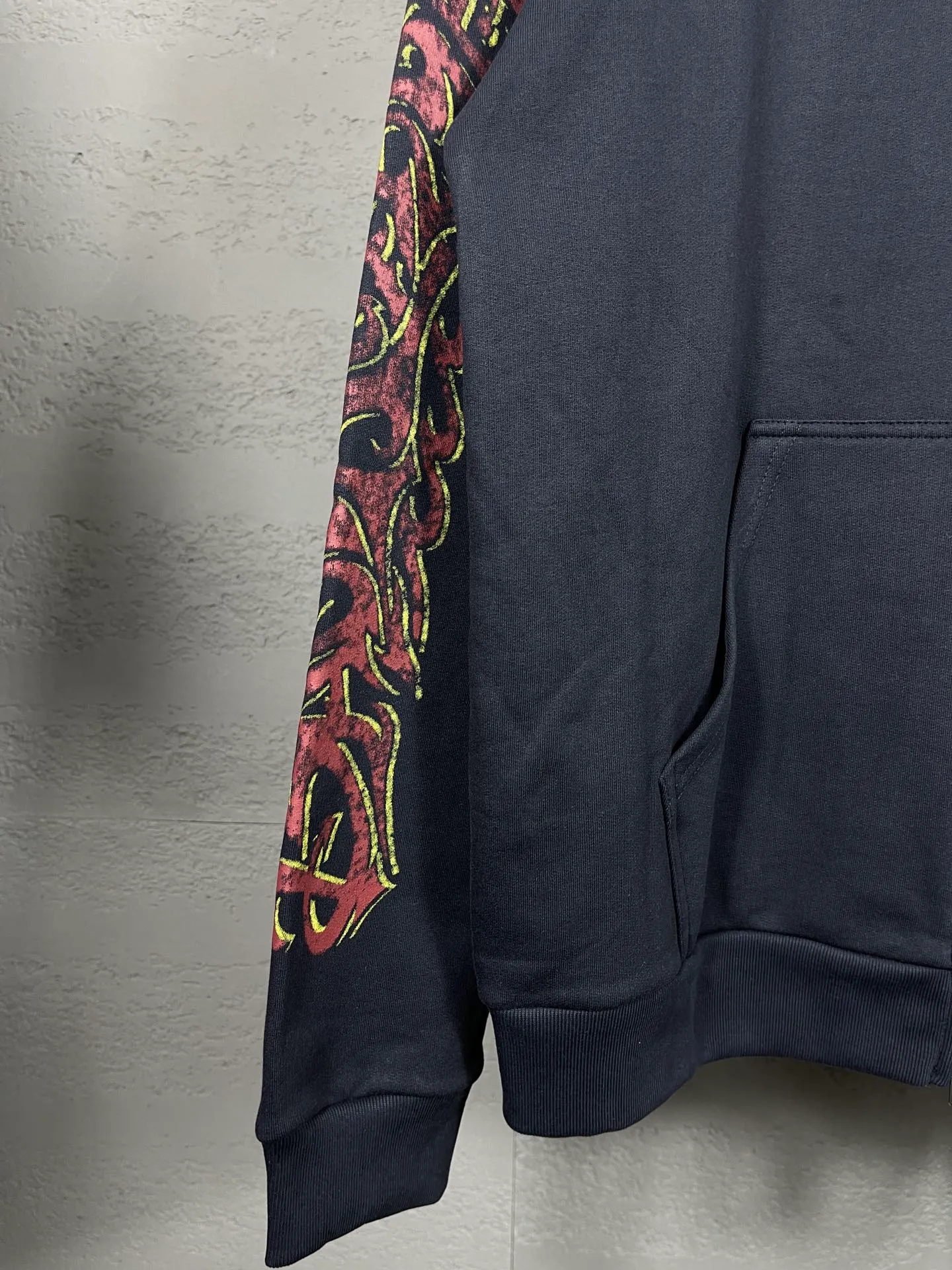 🅿️370 real photos [Top version. Official website quality] BALENCI*GA/Paris. 2024 latest flame graffiti direct-printed long-sleeved hooded zipper cardigan sweatshirt. Brick cabinet synchronization. ⚠️ Differentiating market currency. Developed by YB. The fabric is made of Paris ZP custom-woven and dyed 100% cotton double yarn compact cotton. The weight is 260 grams, the cloth surface is clean. The cloth pattern is clear, soft and comfortable. The threads are dyed with no color difference. The front and back printing adopts Kornit direct-injection printing pattern and adopts OS loose shoulder-dropping pattern. Same style for men and women. Code: BL238056 Color: dark gray blue. Pink Size: XS S M L