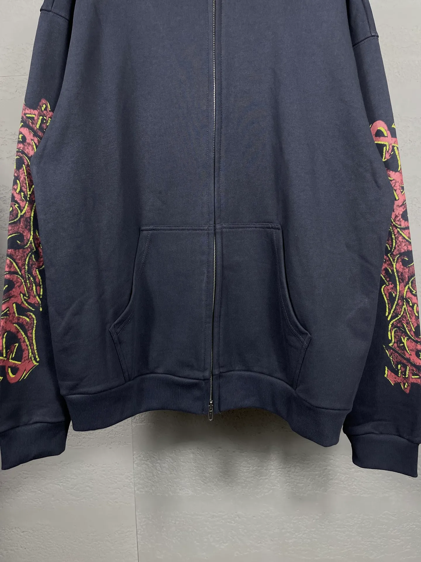 🅿️370 real photos [Top version. Official website quality] BALENCI*GA/Paris. 2024 latest flame graffiti direct-printed long-sleeved hooded zipper cardigan sweatshirt. Brick cabinet synchronization. ⚠️ Differentiating market currency. Developed by YB. The fabric is made of Paris ZP custom-woven and dyed 100% cotton double yarn compact cotton. The weight is 260 grams, the cloth surface is clean. The cloth pattern is clear, soft and comfortable. The threads are dyed with no color difference. The front and back printing adopts Kornit direct-injection printing pattern and adopts OS loose shoulder-dropping pattern. Same style for men and women. Code: BL238056 Color: dark gray blue. Pink Size: XS S M L