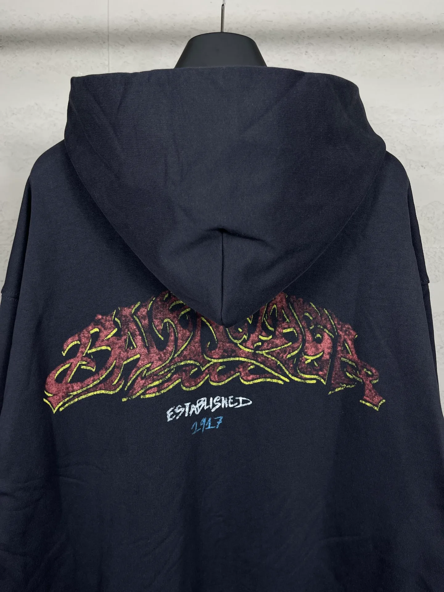 🅿️370 real photos [Top version. Official website quality] BALENCI*GA/Paris. 2024 latest flame graffiti direct-printed long-sleeved hooded zipper cardigan sweatshirt. Brick cabinet synchronization. ⚠️ Differentiating market currency. Developed by YB. The fabric is made of Paris ZP custom-woven and dyed 100% cotton double yarn compact cotton. The weight is 260 grams, the cloth surface is clean. The cloth pattern is clear, soft and comfortable. The threads are dyed with no color difference. The front and back printing adopts Kornit direct-injection printing pattern and adopts OS loose shoulder-dropping pattern. Same style for men and women. Code: BL238056 Color: dark gray blue. Pink Size: XS S M L