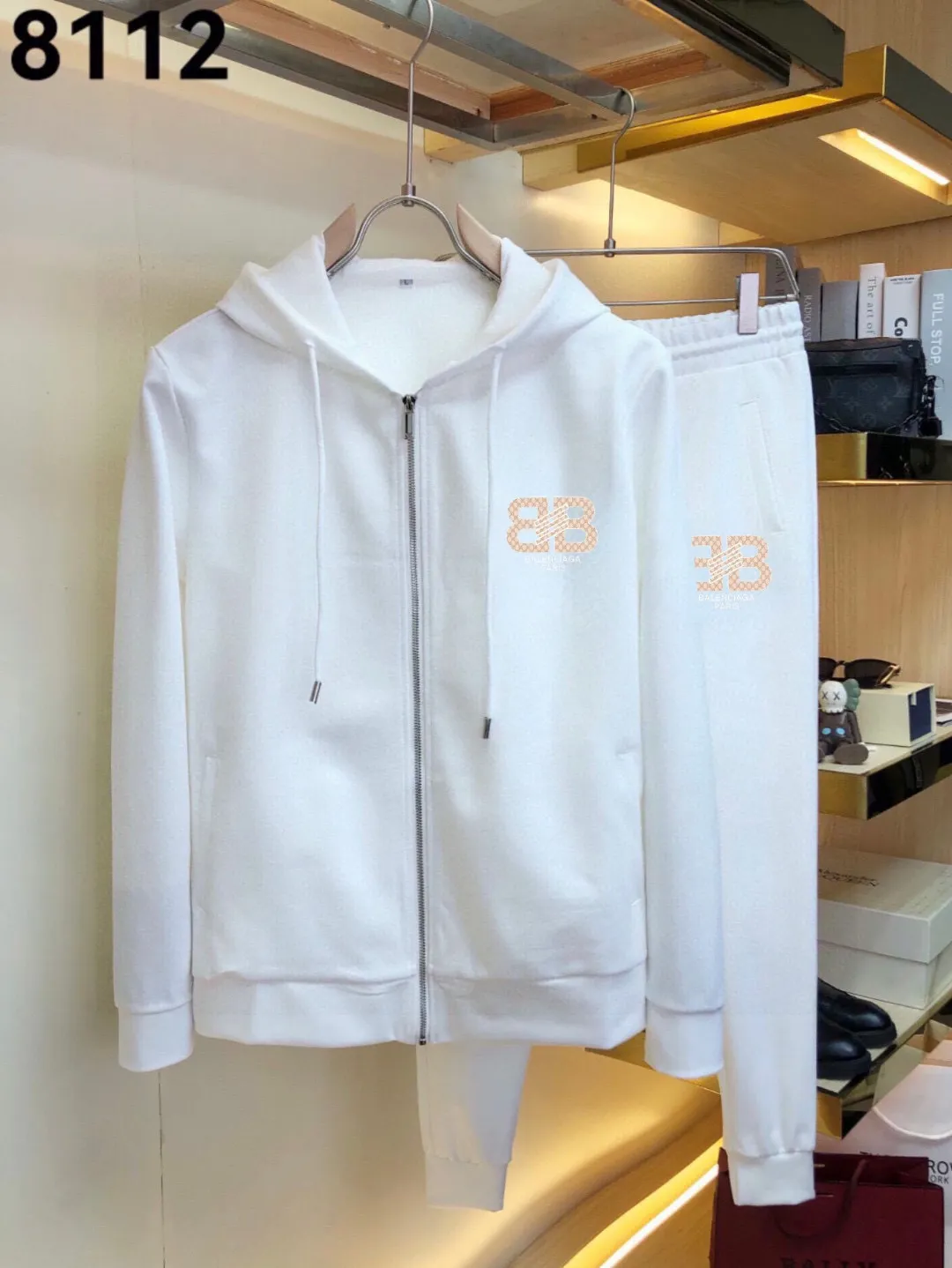 🅿️420 [BALENCIAGA] (Gospel for Fatty) hot-selling suit is coming. Focus on the original version of the official website. 2025 new hot-selling cardigan and sweatshirt suit. The original order is hard to buy🇭🇰. It is the meticulous work of top designers. It has a fitting and perfect upper body effect. All-natural high-quality Roman cotton 100%, close-fitting comfort, noble and elegant! Original hardware embodies elegance and nobility! Counter size: M-5XL (maximum wear up to 220 pounds)