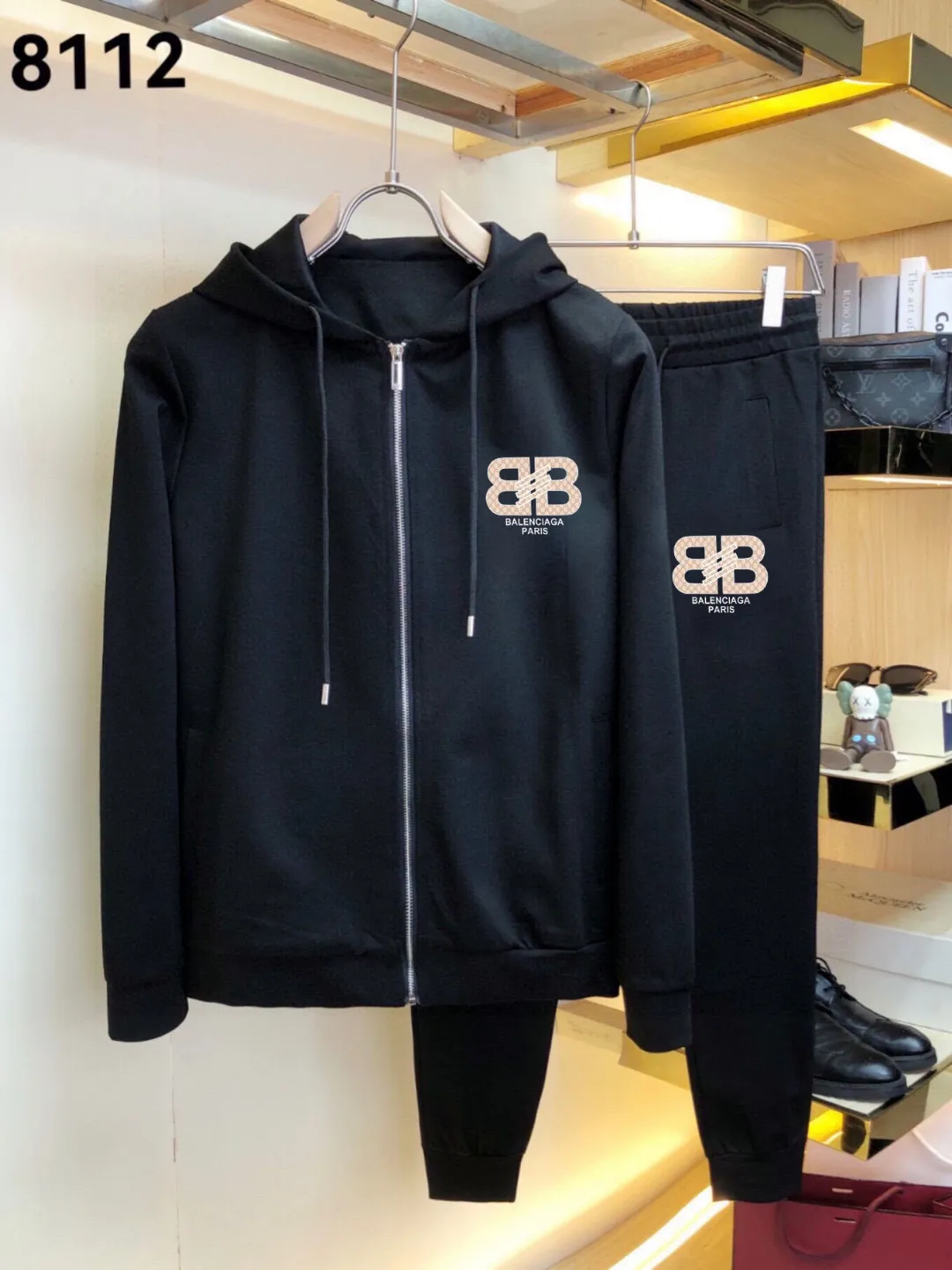 🅿️420 [BALENCIAGA] (Gospel for Fatty) hot-selling suit is coming. Focus on the original version of the official website. 2025 new hot-selling cardigan and sweatshirt suit. The original order is hard to buy🇭🇰. It is the meticulous work of top designers. It has a fitting and perfect upper body effect. All-natural high-quality Roman cotton 100%, close-fitting comfort, noble and elegant! Original hardware embodies elegance and nobility! Counter size: M-5XL (maximum wear up to 220 pounds)
