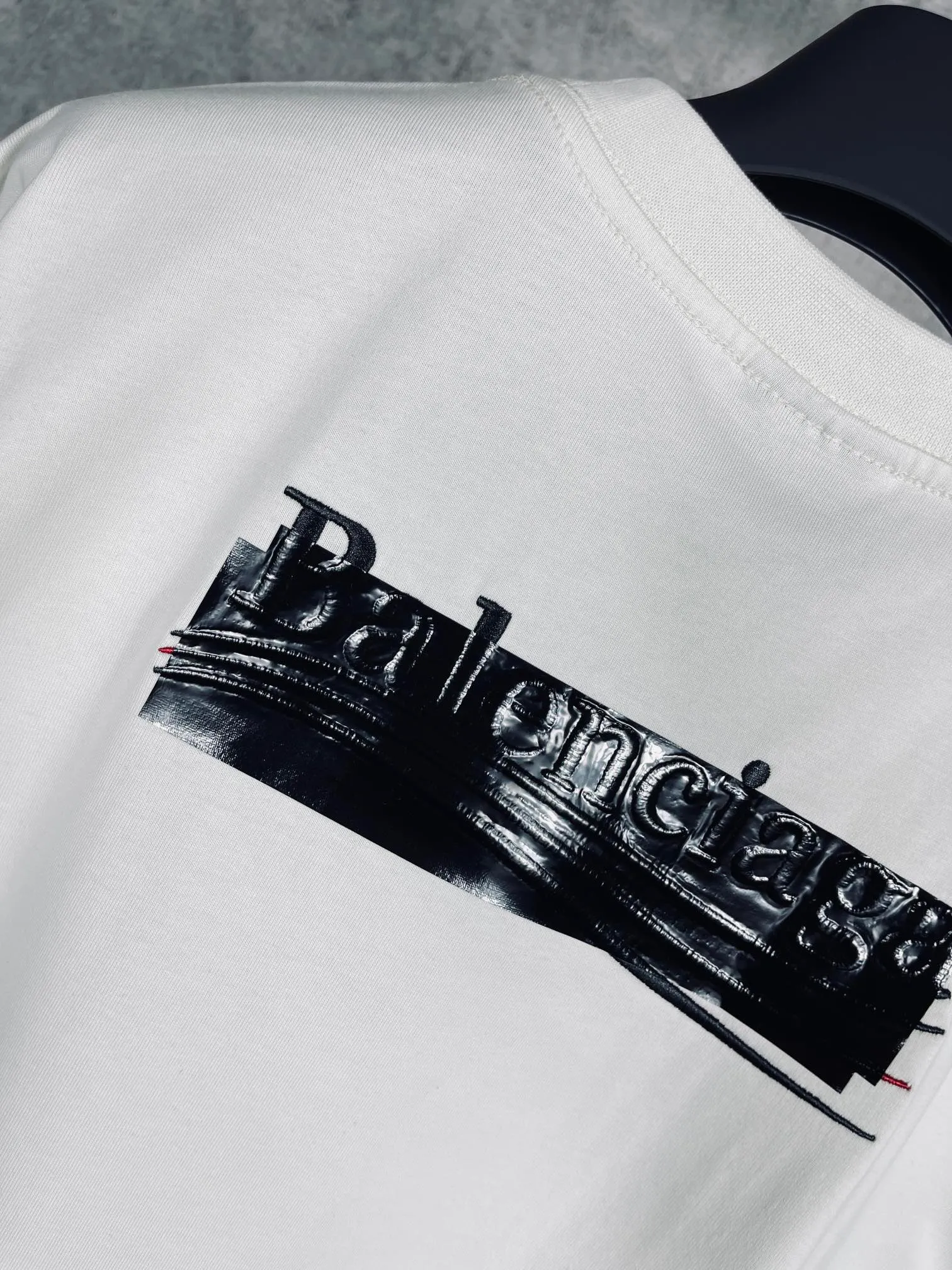 🅿️176 Real photos [Top version. Official website quality] BALENCI*GA/Paris #Classic. Coke embroidered vinyl short-sleeved T-shirt# The fabric is made of Paris ZP custom-woven and dyed cotton double yarn. Weighing 260 grams, the cloth surface is clean. The cloth pattern is clear, soft and comfortable. The color fastness is good. It is not easy to change color. The threads are dyed with no color difference. The classic pattern embroidery uses an imported embroidery machine, and the embroidery thread color is based on the original color. It is produced based on the pictures in the Jubie market. The letters are clear. The three-dimensional effect is strong. The embroidered flowers are laminated on the finished product. The version adopts OS loose shoulder design. Same style for men and women. Code: BL223008 Color: black, off-white, ash, red Size: XS S M L