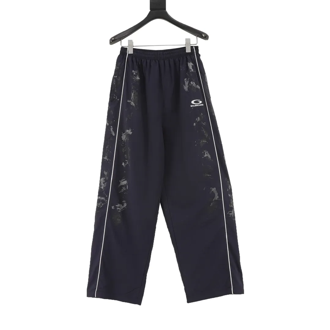 🅿️540 Balenciaga/Balenciaga BLCG 25FW 84 graffiti spray-painted navy half-ring embroidered sports suit trousers Light luxury essential item for daily commuting for men and women Correct version Welcome to compare Detailed features · Customized matte Taslan jacket fabric · The fabric has undergone a waterproof coating process · The lining is made of three-level polyester bird's eye mesh · OS ultra-loose silhouette design · Side zipper pockets hooded design · Inner zipper hidden pocket design · Elastic elastic design on the cuffs · Waist design with elastic spring buckle on the hem · Open mold customization hardware zipper Jacket double puller design · Pure handmade graffiti spray paint painting process for ready-made garments · Tajima high-speed embroidery machine with 100,000 stitches three-dimensional · Splicing and inlay process · Zippered pockets on the side of trousers · Original main mark washed tag packaging Color: Navy Blue Size: 46-52