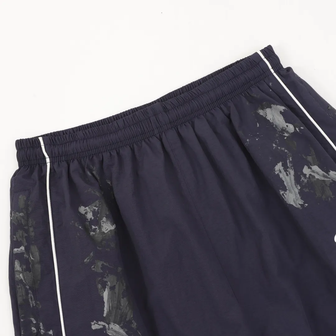 🅿️540 Balenciaga/Balenciaga BLCG 25FW 84 graffiti spray-painted navy half-ring embroidered sports suit trousers Light luxury essential item for daily commuting for men and women Correct version Welcome to compare Detailed features · Customized matte Taslan jacket fabric · The fabric has undergone a waterproof coating process · The lining is made of three-level polyester bird's eye mesh · OS ultra-loose silhouette design · Side zipper pockets hooded design · Inner zipper hidden pocket design · Elastic elastic design on the cuffs · Waist design with elastic spring buckle on the hem · Open mold customization hardware zipper Jacket double puller design · Pure handmade graffiti spray paint painting process for ready-made garments · Tajima high-speed embroidery machine with 100,000 stitches three-dimensional · Splicing and inlay process · Zippered pockets on the side of trousers · Original main mark washed tag packaging Color: Navy Blue Size: 46-52