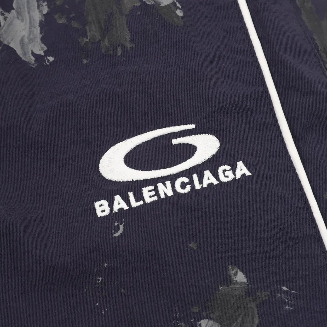 🅿️540 Balenciaga/Balenciaga BLCG 25FW 84 graffiti spray-painted navy half-ring embroidered sports suit trousers Light luxury essential item for daily commuting for men and women Correct version Welcome to compare Detailed features · Customized matte Taslan jacket fabric · The fabric has undergone a waterproof coating process · The lining is made of three-level polyester bird's eye mesh · OS ultra-loose silhouette design · Side zipper pockets hooded design · Inner zipper hidden pocket design · Elastic elastic design on the cuffs · Waist design with elastic spring buckle on the hem · Open mold customization hardware zipper Jacket double puller design · Pure handmade graffiti spray paint painting process for ready-made garments · Tajima high-speed embroidery machine with 100,000 stitches three-dimensional · Splicing and inlay process · Zippered pockets on the side of trousers · Original main mark washed tag packaging Color: Navy Blue Size: 46-52