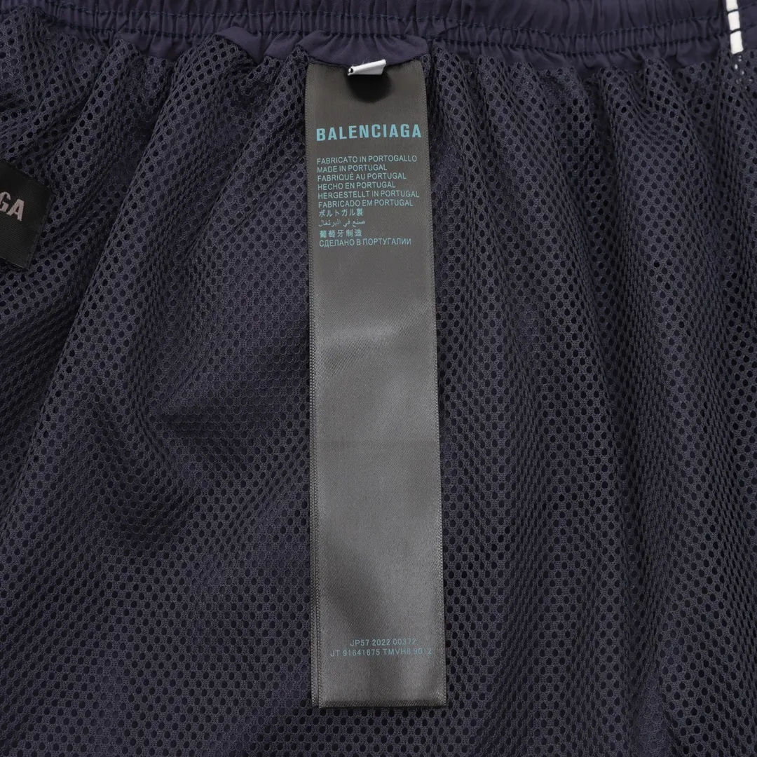 🅿️540 Balenciaga/Balenciaga BLCG 25FW 84 graffiti spray-painted navy half-ring embroidered sports suit trousers Light luxury essential item for daily commuting for men and women Correct version Welcome to compare Detailed features · Customized matte Taslan jacket fabric · The fabric has undergone a waterproof coating process · The lining is made of three-level polyester bird's eye mesh · OS ultra-loose silhouette design · Side zipper pockets hooded design · Inner zipper hidden pocket design · Elastic elastic design on the cuffs · Waist design with elastic spring buckle on the hem · Open mold customization hardware zipper Jacket double puller design · Pure handmade graffiti spray paint painting process for ready-made garments · Tajima high-speed embroidery machine with 100,000 stitches three-dimensional · Splicing and inlay process · Zippered pockets on the side of trousers · Original main mark washed tag packaging Color: Navy Blue Size: 46-52