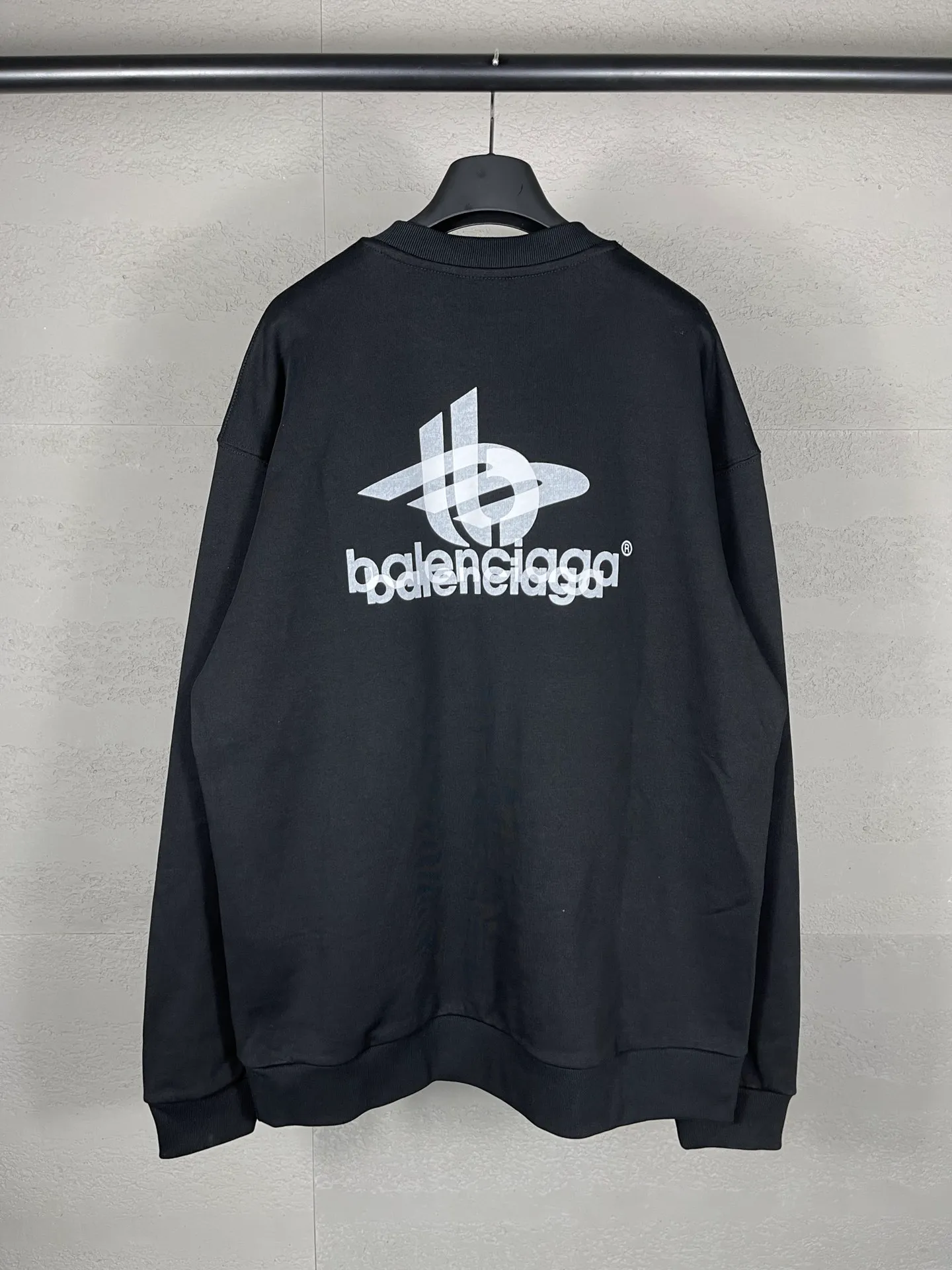 🅿️246 real photos [Top version. Official website quality] BALENCI*GA/Paris. 2024 new style. Phantom double LOGO classic pattern printed round neck sweatshirt. Brick cabinet synchronization. Genuine product developed in the first time, happy to print and compare! The fabric is made of Paris ZP custom-woven and dyed cotton sweatshirt. The weight is 450 grams. The cloth surface is clean. The cloth pattern is clear, soft and comfortable. The threads are dyed with no color difference. The classic printing is made of environmentally friendly imported materials, with LOGO phantom effect, clear letters and three-dimensional effect. Restored brick cabinet. Ready-made clothes are washed and distressed, different market currency, welcome to compare, the version adopts OS loose shoulder version. Same style for men and women Coding: BL235566 Color: black, white Size: XS S M L