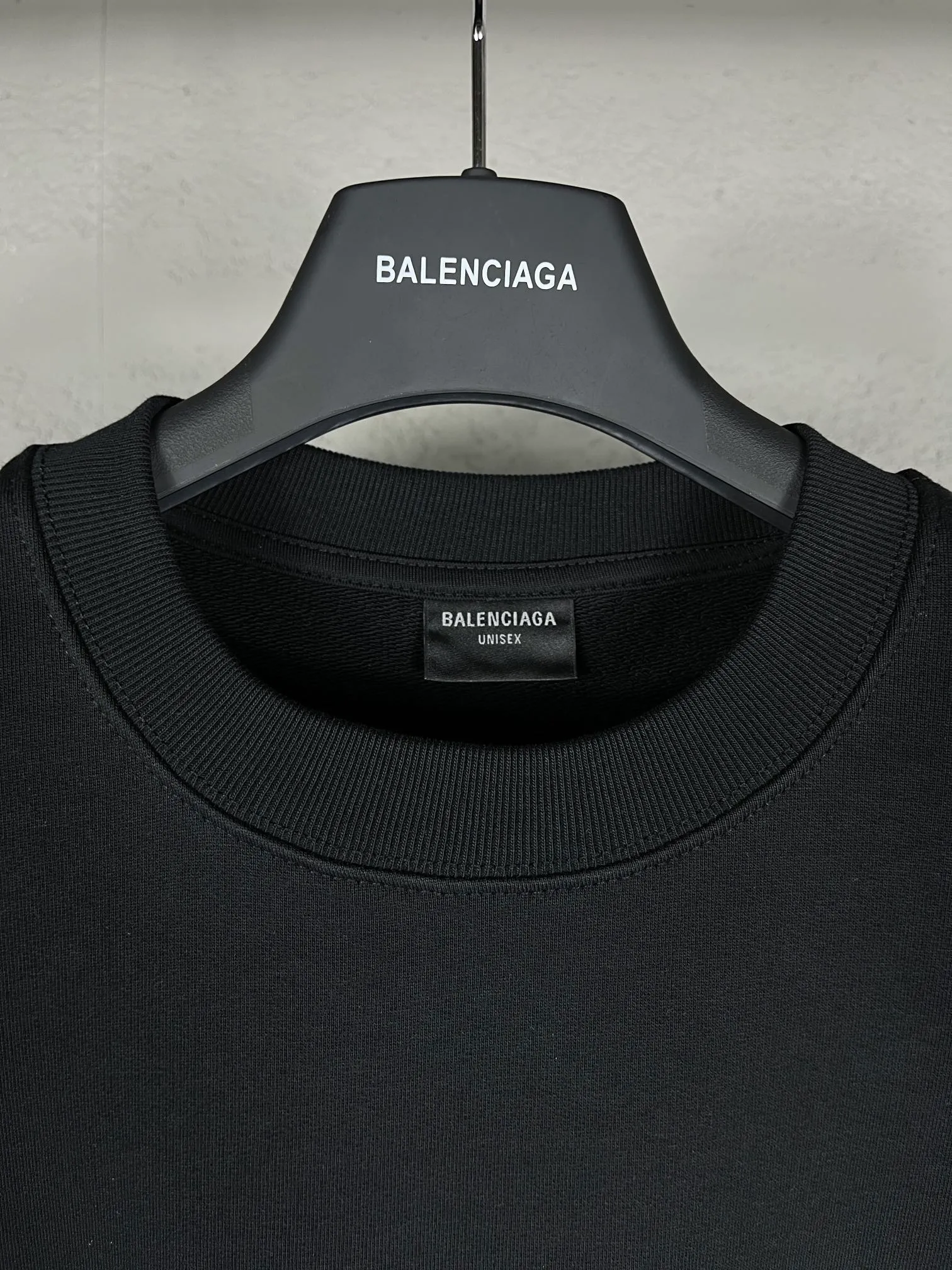 🅿️246 real photos [Top version. Official website quality] BALENCI*GA/Paris. 2024 new style. Phantom double LOGO classic pattern printed round neck sweatshirt. Brick cabinet synchronization. Genuine product developed in the first time, happy to print and compare! The fabric is made of Paris ZP custom-woven and dyed cotton sweatshirt. The weight is 450 grams. The cloth surface is clean. The cloth pattern is clear, soft and comfortable. The threads are dyed with no color difference. The classic printing is made of environmentally friendly imported materials, with LOGO phantom effect, clear letters and three-dimensional effect. Restored brick cabinet. Ready-made clothes are washed and distressed, different market currency, welcome to compare, the version adopts OS loose shoulder version. Same style for men and women Coding: BL235566 Color: black, white Size: XS S M L