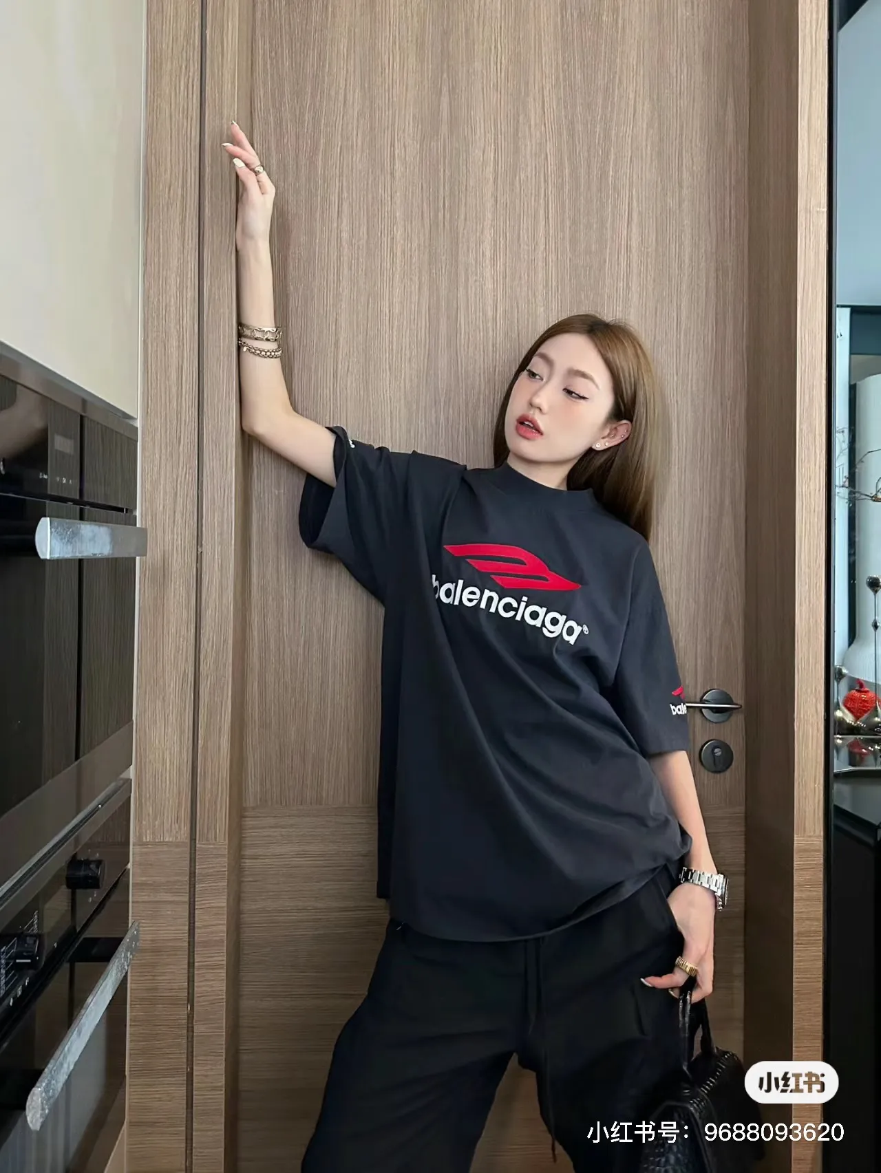 ♻️💯Reference model picture for the upper body❤️[Updated] Top tested version - BALENCIAGA - Balenciaga's new 3B big M fully embroidered T-shirt on the front and back. The front and back arms are made of imported Tajima machine heavy industry embroidery 12W needle and thread. Fine embroidery. The effect is three-dimensional. The lines are clear. No rough edges. Ultra-high craft embroidery. The fullness is very high. The concave and convex texture is obvious. The fabric is custom-woven and dyed. The thread has zero color difference. Perfect 1:1 Difference in market currency All original development pay attention to detailed pictures to avoid mixed distribution of stolen pictures ✅Correct 280g custom-woven and dyed double-yarn pure cotton fabrics. Custom-dyed threads have no color difference. ✅Correct imported material printing. Conley machine white ink direct injection process. Letters are clear and three-dimensional. Strong and do not fall off. ✅Overweight process. The original version is the same. Differentiate market currency. Here I will explain why I am a little more expensive than others, 1. It seems to be a simple printing or embroidery, but it is not simple at all. 10000% imported machine restoration It’s not just words. You are welcome to compare with peers. 2. Each model is produced by the company, and the details of workmanship and fabrics are consistent with the original ones. It is guaranteed that there will be no color difference with the counters. Reproduction is not scary. Whoever fakes it will be embarrassed. It’s not shameful to make a replica, it’s shameful if you can’t buy the correct version if you make a replica. 3. Note that the threaded collars are all original collars of certain countries and regions, with high wrapping. The width of the neckline and cabinets are accurate to the millimeter. Thick necklines are not easy to deform. The collars of high-end products are all restored cabinets. They are different from the big collars in the world. Ordinary garbage short-sleeves are printed with a print. The clavicle of the upper body is exposed. Please be patient. Customers who have bought genuine products or have seen genuine products will come back to place orders again. This is quality. This is quality. 4. Different styles of washed wheat main wheat, including imported wheat, have different colors and codes. Really restore the counter. As we all know, Balenciaga's collar labels in each quarter have different English or different colors. This distinguishes the fast food products with the same main wheat washed wheat. 5. Pay attention to the workmanship. The stitching at the neckline has no folds, smooth and natural without overlapping lines. Really restore this. This is something that many people cannot do. 6. The fabric is made of 280g Paris-specific double yarn. No one can make better fabrics than my family. It’s really incomparable with the ordinary version on the market. Respect it. It’s genuine and costs several thousand yuan. Don’t buy street stalls. Quality 7. The workmanship is fully restored. The packaging is fully restored. The cost is huge. 8. I guarantee here that this is the highest quality you can find. Color: White Black Size: xs s m l P: 290