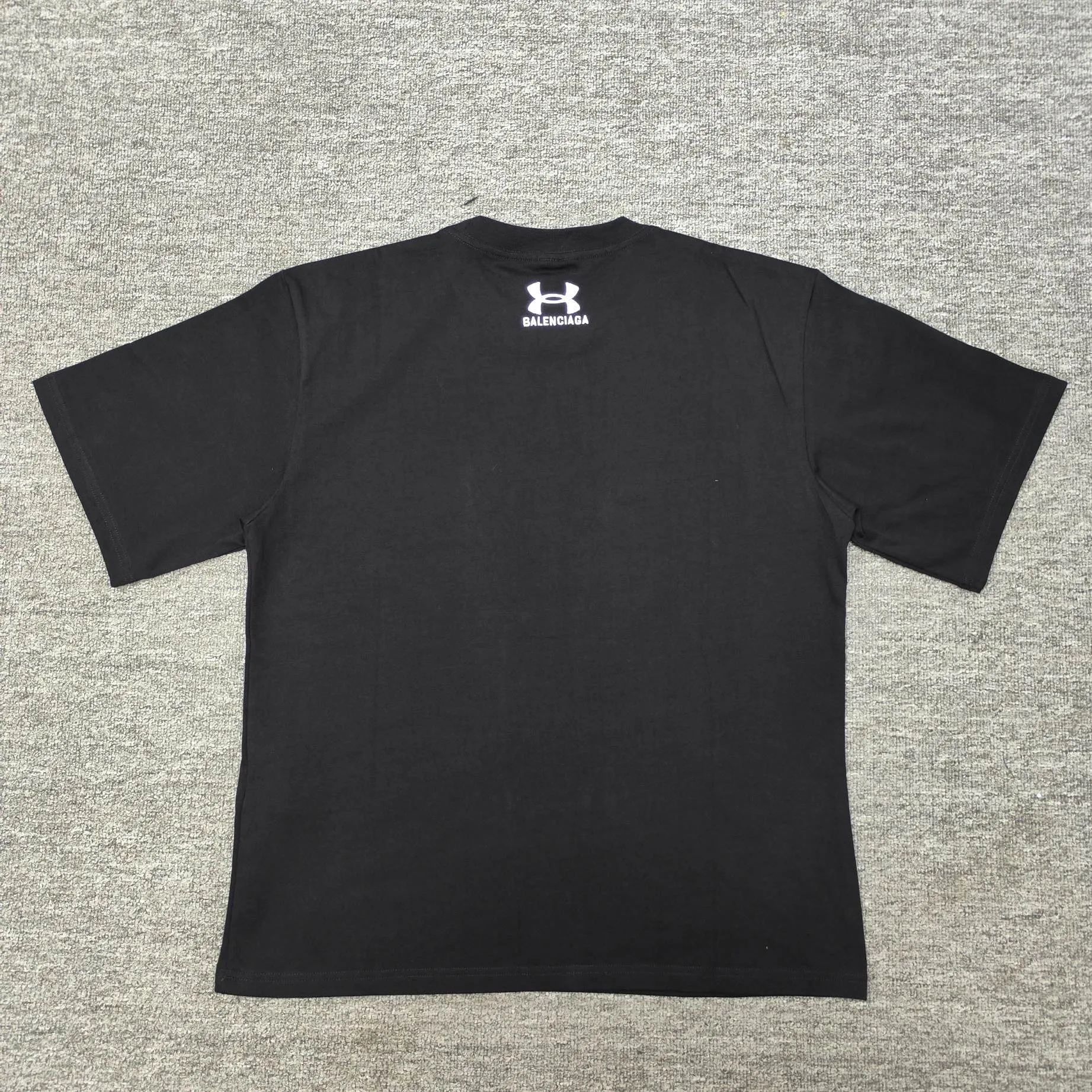 [New] Top version - BALENCIAGAxUnder Armor blcg xua cross-border joint embroidery short-sleeved T-shirt. Original development of custom-woven fabric technology, washing and water treatment. High gram weight 300g fabric, full texture, clean cloth, soft and comfortable. Solona thread custom dyeing without color difference The fabric is made of custom-woven and dyed combed cotton. It has been processed by custom-woven and dyed, dust-free singeing and facial hair-feeding processes to ensure softness, comfort and non-deformation. The letter design is scanned by a computer to ensure that the front and rear widths are consistent, and then imported Behringer machines are used for precision embroidery. The small letters are three-dimensional and clear, with no traces of connections. os dropped shoulders, loose version, same style for men and women. Color: black Size: XS-L P:270