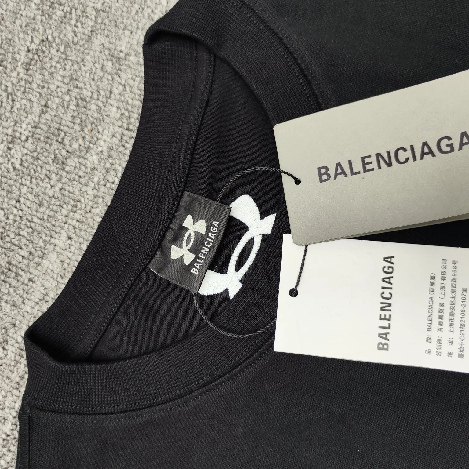 [New] Top version - BALENCIAGAxUnder Armor blcg xua cross-border joint embroidery short-sleeved T-shirt. Original development of custom-woven fabric technology, washing and water treatment. High gram weight 300g fabric, full texture, clean cloth, soft and comfortable. Solona thread custom dyeing without color difference The fabric is made of custom-woven and dyed combed cotton. It has been processed by custom-woven and dyed, dust-free singeing and facial hair-feeding processes to ensure softness, comfort and non-deformation. The letter design is scanned by a computer to ensure that the front and rear widths are consistent, and then imported Behringer machines are used for precision embroidery. The small letters are three-dimensional and clear, with no traces of connections. os dropped shoulders, loose version, same style for men and women. Color: black Size: XS-L P:270