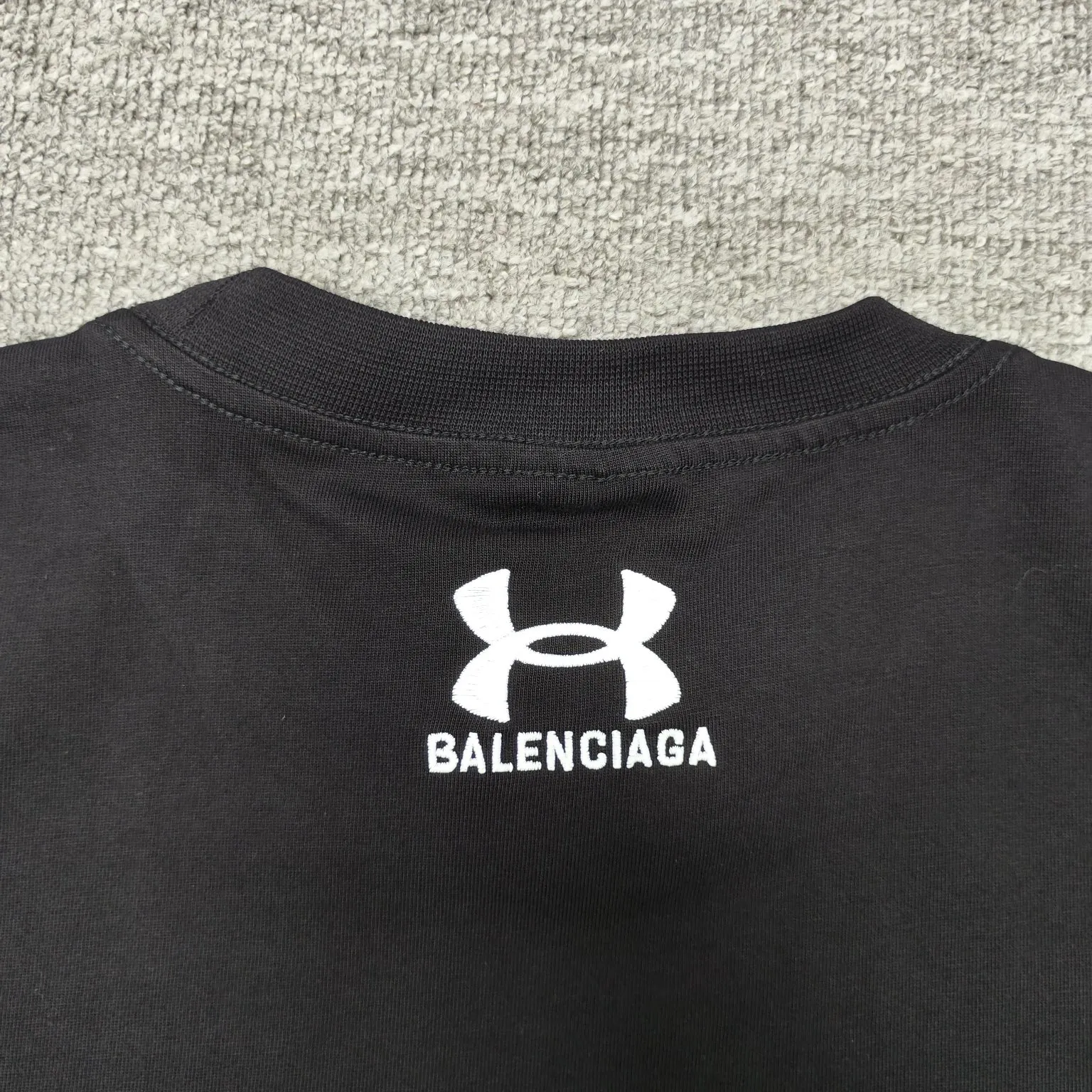 [New] Top version - BALENCIAGAxUnder Armor blcg xua cross-border joint embroidery short-sleeved T-shirt. Original development of custom-woven fabric technology, washing and water treatment. High gram weight 300g fabric, full texture, clean cloth, soft and comfortable. Solona thread custom dyeing without color difference The fabric is made of custom-woven and dyed combed cotton. It has been processed by custom-woven and dyed, dust-free singeing and facial hair-feeding processes to ensure softness, comfort and non-deformation. The letter design is scanned by a computer to ensure that the front and rear widths are consistent, and then imported Behringer machines are used for precision embroidery. The small letters are three-dimensional and clear, with no traces of connections. os dropped shoulders, loose version, same style for men and women. Color: black Size: XS-L P:270