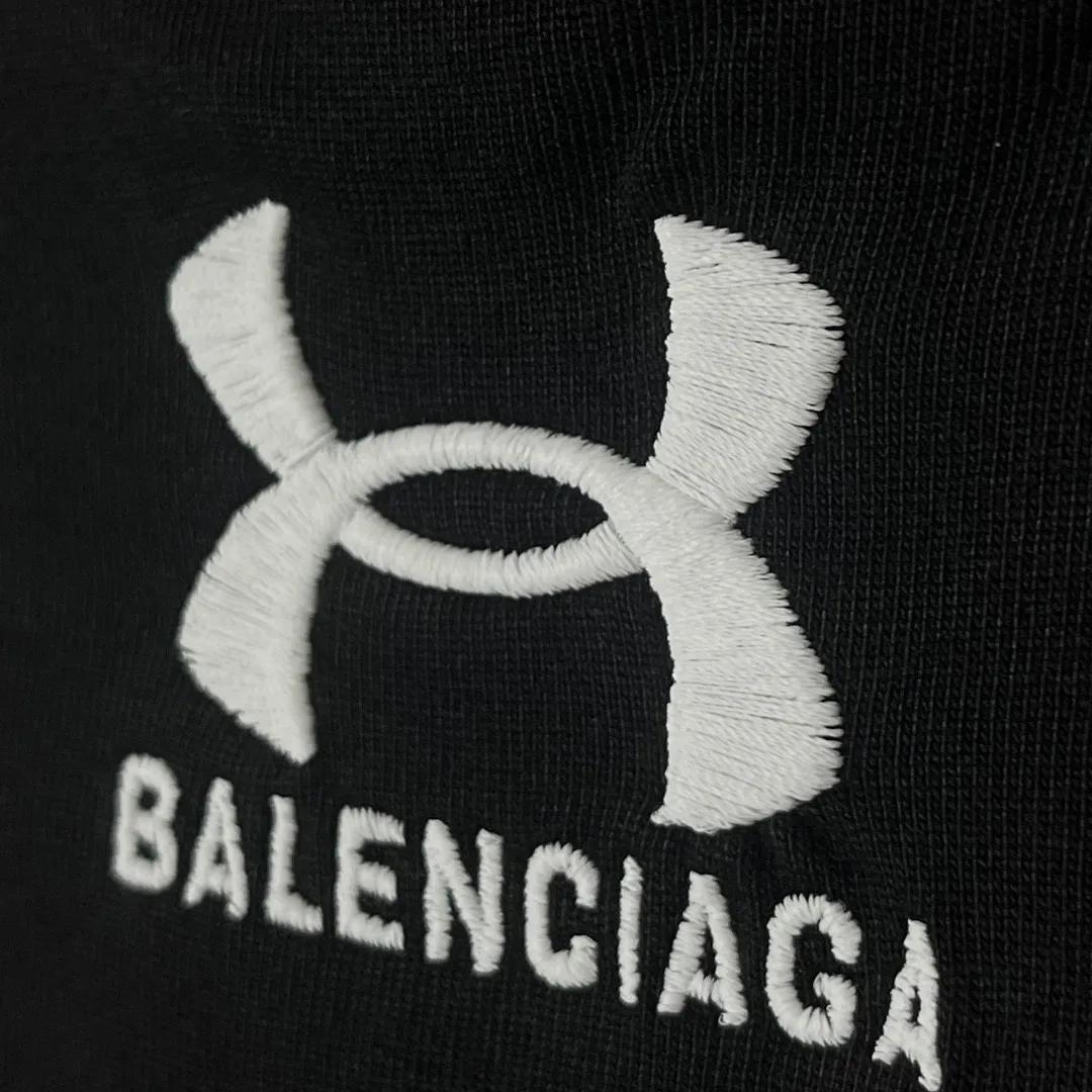 [New] Top version - BALENCIAGAxUnder Armor blcg xua cross-border joint embroidery short-sleeved T-shirt. Original development of custom-woven fabric technology, washing and water treatment. High gram weight 300g fabric, full texture, clean cloth, soft and comfortable. Solona thread custom dyeing without color difference The fabric is made of custom-woven and dyed combed cotton. It has been processed by custom-woven and dyed, dust-free singeing and facial hair-feeding processes to ensure softness, comfort and non-deformation. The letter design is scanned by a computer to ensure that the front and rear widths are consistent, and then imported Behringer machines are used for precision embroidery. The small letters are three-dimensional and clear, with no traces of connections. os dropped shoulders, loose version, same style for men and women. Color: black Size: XS-L P:270