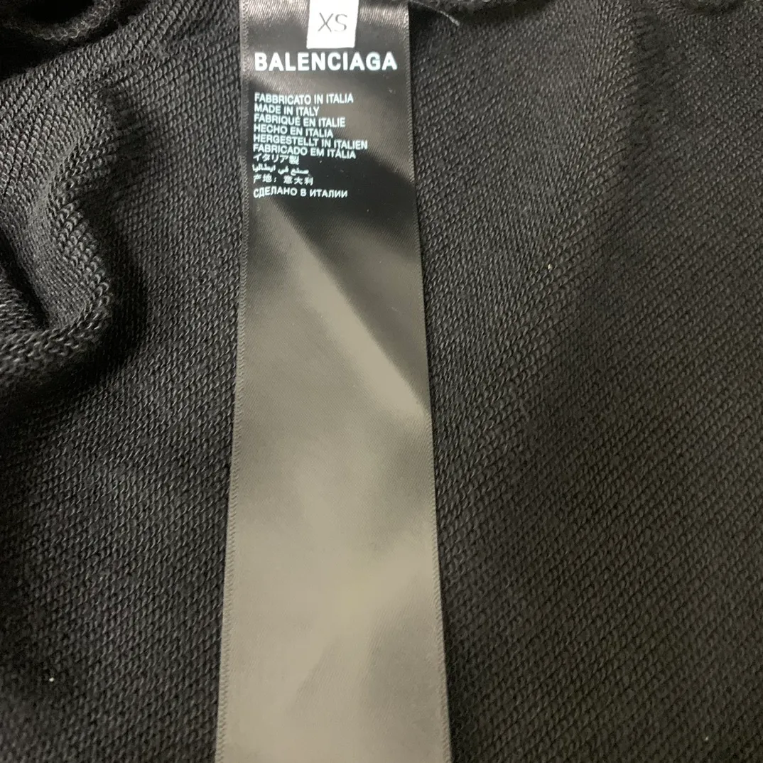 The top tested version of BALENCIAGA/Paris co-branded Adidas three-leaf clover LOGO embroidered hooded sweatshirt. The fabric is made of Paris ZP custom-woven and dyed cotton terry fabric. Weighing 450 grams, the cloth surface is clean. The cloth pattern is clear, soft and comfortable. The threads are dyed with no color difference. The classic pattern embroidery uses imported embroidery, and the letters are clear, three-dimensional and without rough edges. Custom-woven two-way zipper hardware, the upper zipper is BALENCIAGA, the lower zipper is Adidas, with electroplating effect! The sense of high-end is straight away! Comparisons welcome. The version adopts OS loose shoulder design. Same style for men and women. Color: Black Size: XS-L P:410