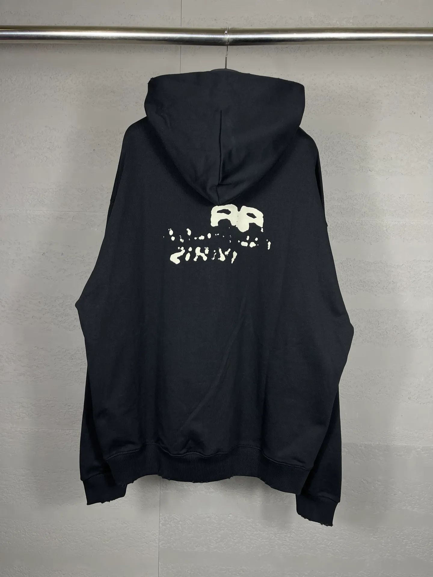 🅿️300 real photos [Top version. Official website quality] BALENCI*GA/Paris BALENCI*GA#BB hand-painted graffiti long-sleeved hooded sweatshirt. 2023 autumn and winter new products. Brick cabinet synchronization. The fabric is made of Paris ZP custom-woven and dyed cotton double yarn David sweater. The weight is 450 grams, the cloth surface is clean. The cloth texture is clear. Soft and comfortable. Good color fastness. Not easy to change color. The threads are woven and dyed with no color difference. The printing uses a round machine hand-painted effect. No burrs. The color follows the original board. The whole piece of clothing is hand-made and worn. The brick cabinet is restored. The version adopts the OS loose shoulder style. Same style for men and women. Coding: BL238018 Color: black, white, gray blue, pink Size: XS S M L