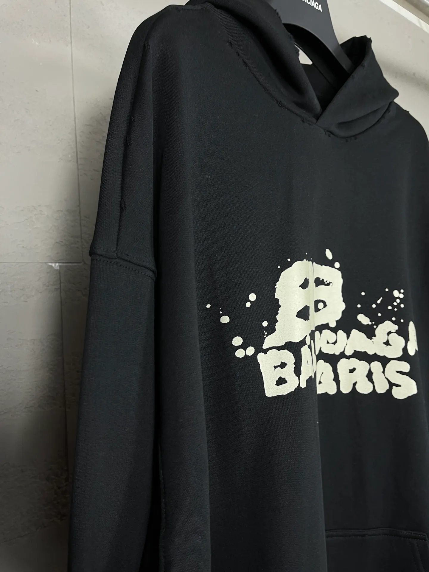 🅿️300 real photos [Top version. Official website quality] BALENCI*GA/Paris BALENCI*GA#BB hand-painted graffiti long-sleeved hooded sweatshirt. 2023 autumn and winter new products. Brick cabinet synchronization. The fabric is made of Paris ZP custom-woven and dyed cotton double yarn David sweater. The weight is 450 grams, the cloth surface is clean. The cloth texture is clear. Soft and comfortable. Good color fastness. Not easy to change color. The threads are woven and dyed with no color difference. The printing uses a round machine hand-painted effect. No burrs. The color follows the original board. The whole piece of clothing is hand-made and worn. The brick cabinet is restored. The version adopts the OS loose shoulder style. Same style for men and women. Coding: BL238018 Color: black, white, gray blue, pink Size: XS S M L