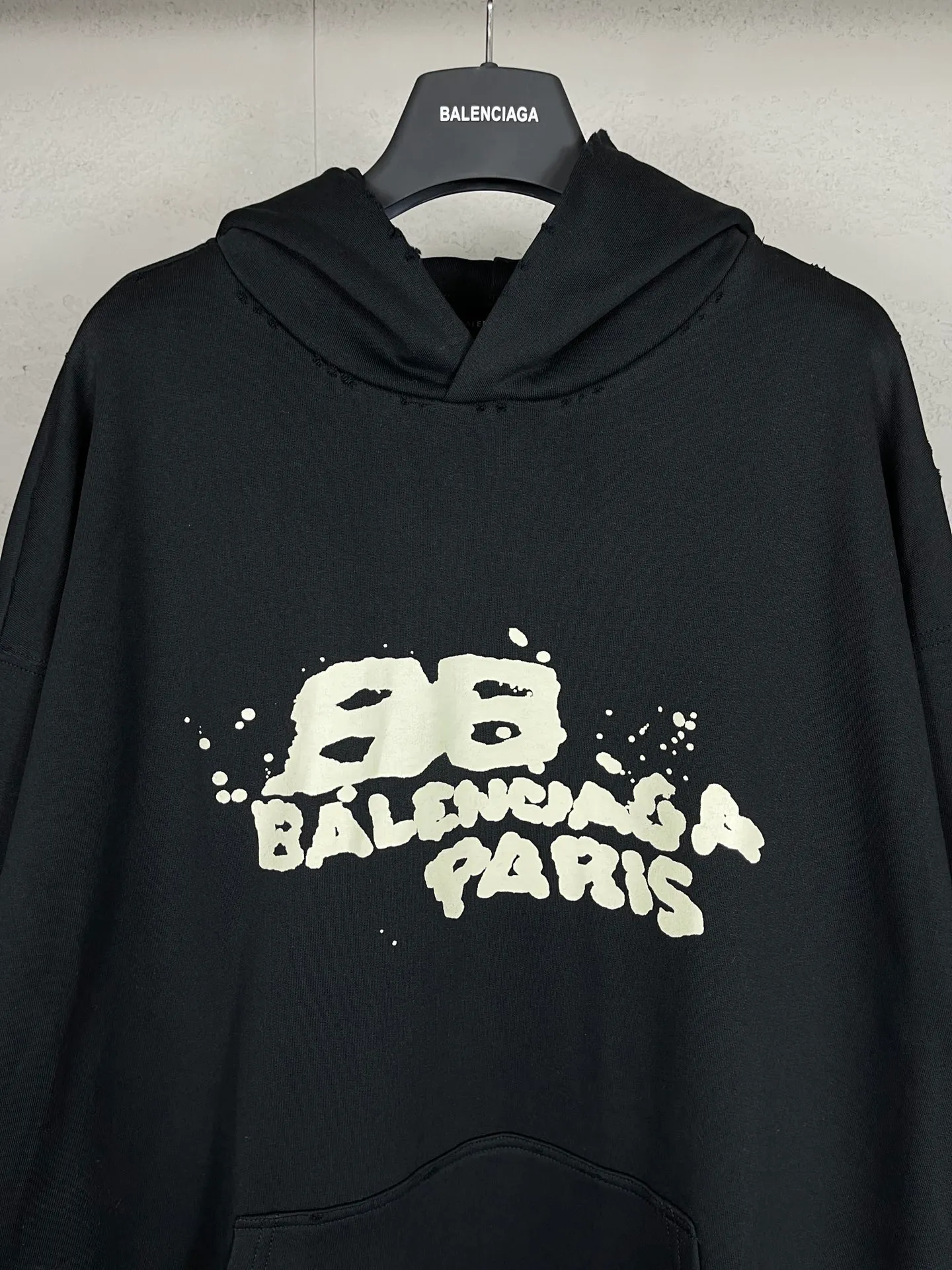 🅿️300 real photos [Top version. Official website quality] BALENCI*GA/Paris BALENCI*GA#BB hand-painted graffiti long-sleeved hooded sweatshirt. 2023 autumn and winter new products. Brick cabinet synchronization. The fabric is made of Paris ZP custom-woven and dyed cotton double yarn David sweater. The weight is 450 grams, the cloth surface is clean. The cloth texture is clear. Soft and comfortable. Good color fastness. Not easy to change color. The threads are woven and dyed with no color difference. The printing uses a round machine hand-painted effect. No burrs. The color follows the original board. The whole piece of clothing is hand-made and worn. The brick cabinet is restored. The version adopts the OS loose shoulder style. Same style for men and women. Coding: BL238018 Color: black, white, gray blue, pink Size: XS S M L