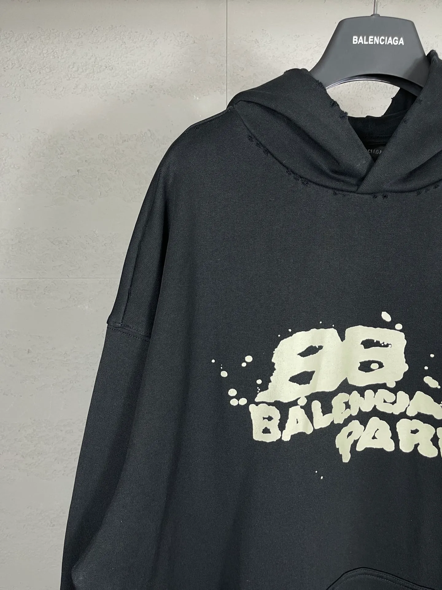 🅿️300 real photos [Top version. Official website quality] BALENCI*GA/Paris BALENCI*GA#BB hand-painted graffiti long-sleeved hooded sweatshirt. 2023 autumn and winter new products. Brick cabinet synchronization. The fabric is made of Paris ZP custom-woven and dyed cotton double yarn David sweater. The weight is 450 grams, the cloth surface is clean. The cloth texture is clear. Soft and comfortable. Good color fastness. Not easy to change color. The threads are woven and dyed with no color difference. The printing uses a round machine hand-painted effect. No burrs. The color follows the original board. The whole piece of clothing is hand-made and worn. The brick cabinet is restored. The version adopts the OS loose shoulder style. Same style for men and women. Coding: BL238018 Color: black, white, gray blue, pink Size: XS S M L