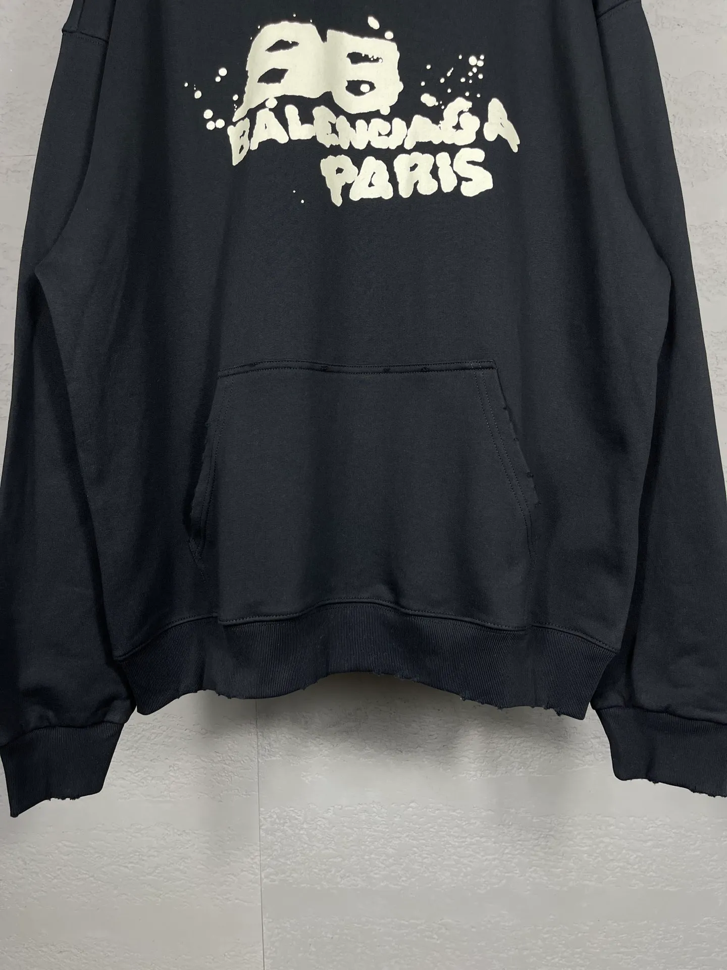 🅿️300 real photos [Top version. Official website quality] BALENCI*GA/Paris BALENCI*GA#BB hand-painted graffiti long-sleeved hooded sweatshirt. 2023 autumn and winter new products. Brick cabinet synchronization. The fabric is made of Paris ZP custom-woven and dyed cotton double yarn David sweater. The weight is 450 grams, the cloth surface is clean. The cloth texture is clear. Soft and comfortable. Good color fastness. Not easy to change color. The threads are woven and dyed with no color difference. The printing uses a round machine hand-painted effect. No burrs. The color follows the original board. The whole piece of clothing is hand-made and worn. The brick cabinet is restored. The version adopts the OS loose shoulder style. Same style for men and women. Coding: BL238018 Color: black, white, gray blue, pink Size: XS S M L