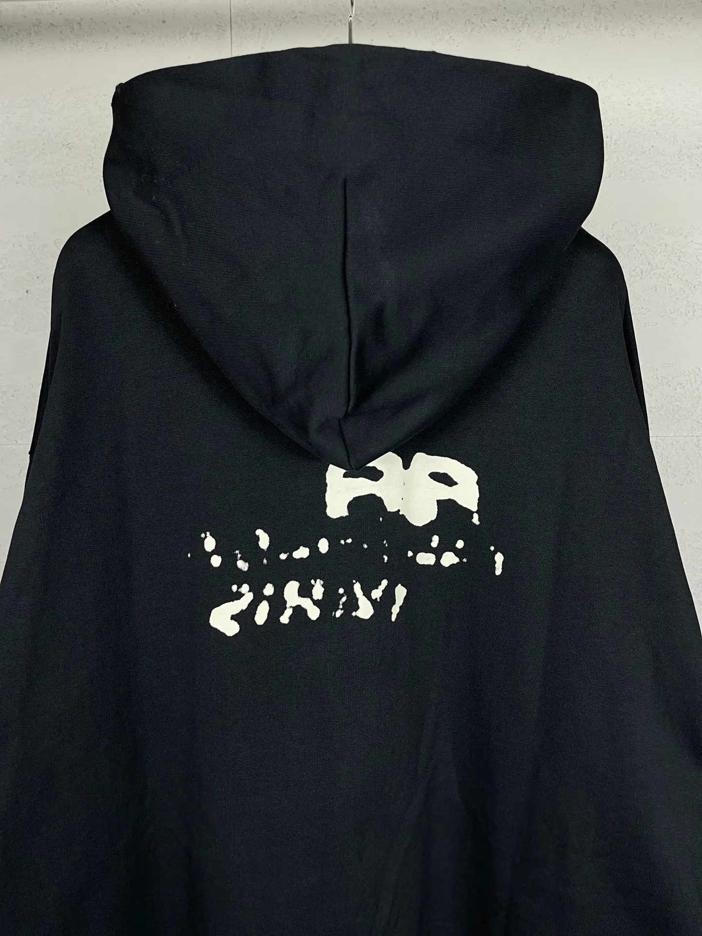 🅿️300 real photos [Top version. Official website quality] BALENCI*GA/Paris BALENCI*GA#BB hand-painted graffiti long-sleeved hooded sweatshirt. 2023 autumn and winter new products. Brick cabinet synchronization. The fabric is made of Paris ZP custom-woven and dyed cotton double yarn David sweater. The weight is 450 grams, the cloth surface is clean. The cloth texture is clear. Soft and comfortable. Good color fastness. Not easy to change color. The threads are woven and dyed with no color difference. The printing uses a round machine hand-painted effect. No burrs. The color follows the original board. The whole piece of clothing is hand-made and worn. The brick cabinet is restored. The version adopts the OS loose shoulder style. Same style for men and women. Coding: BL238018 Color: black, white, gray blue, pink Size: XS S M L